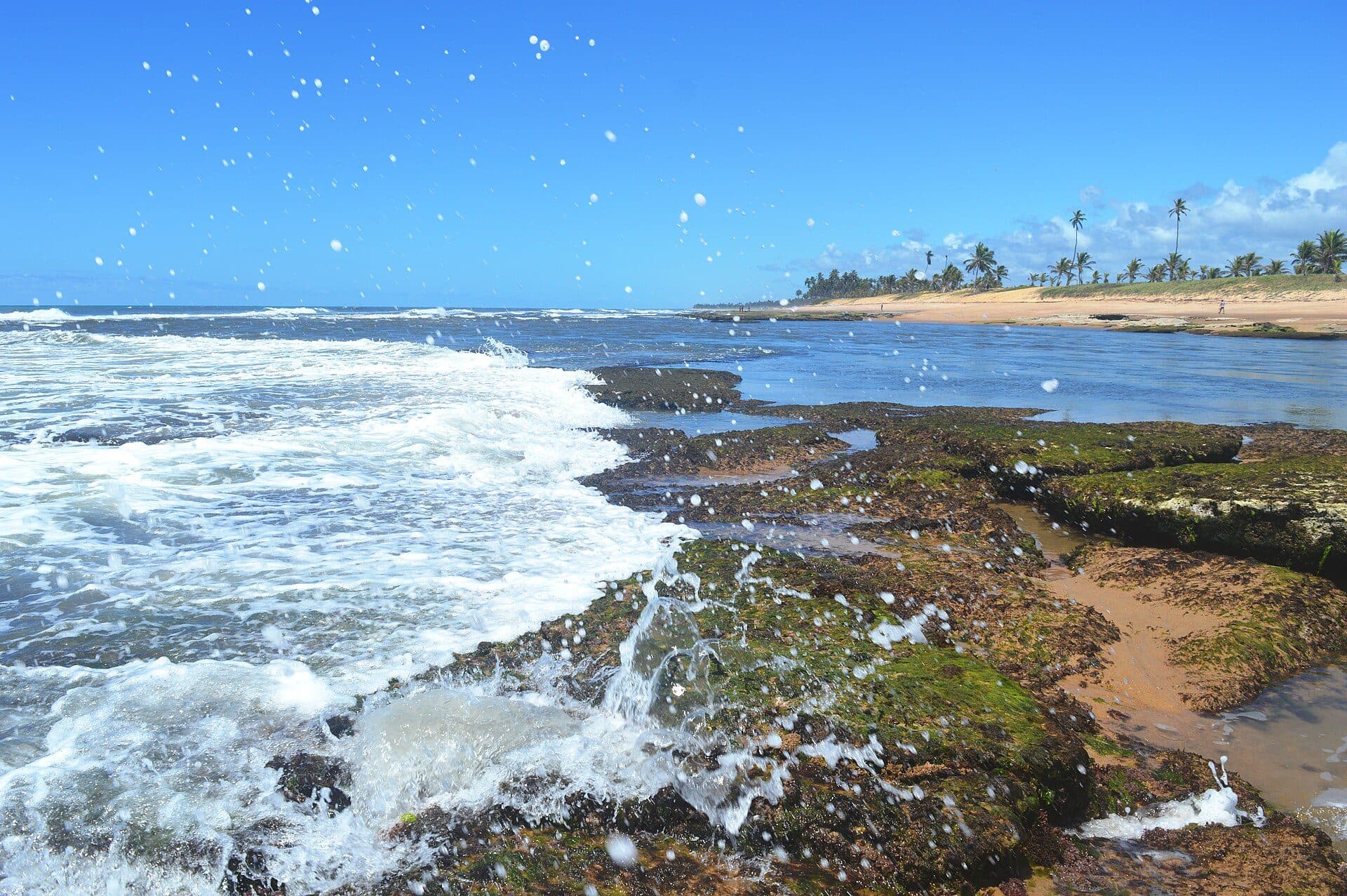 Encontro do rio com o mar na Praia do Sauípe em Mata de São João