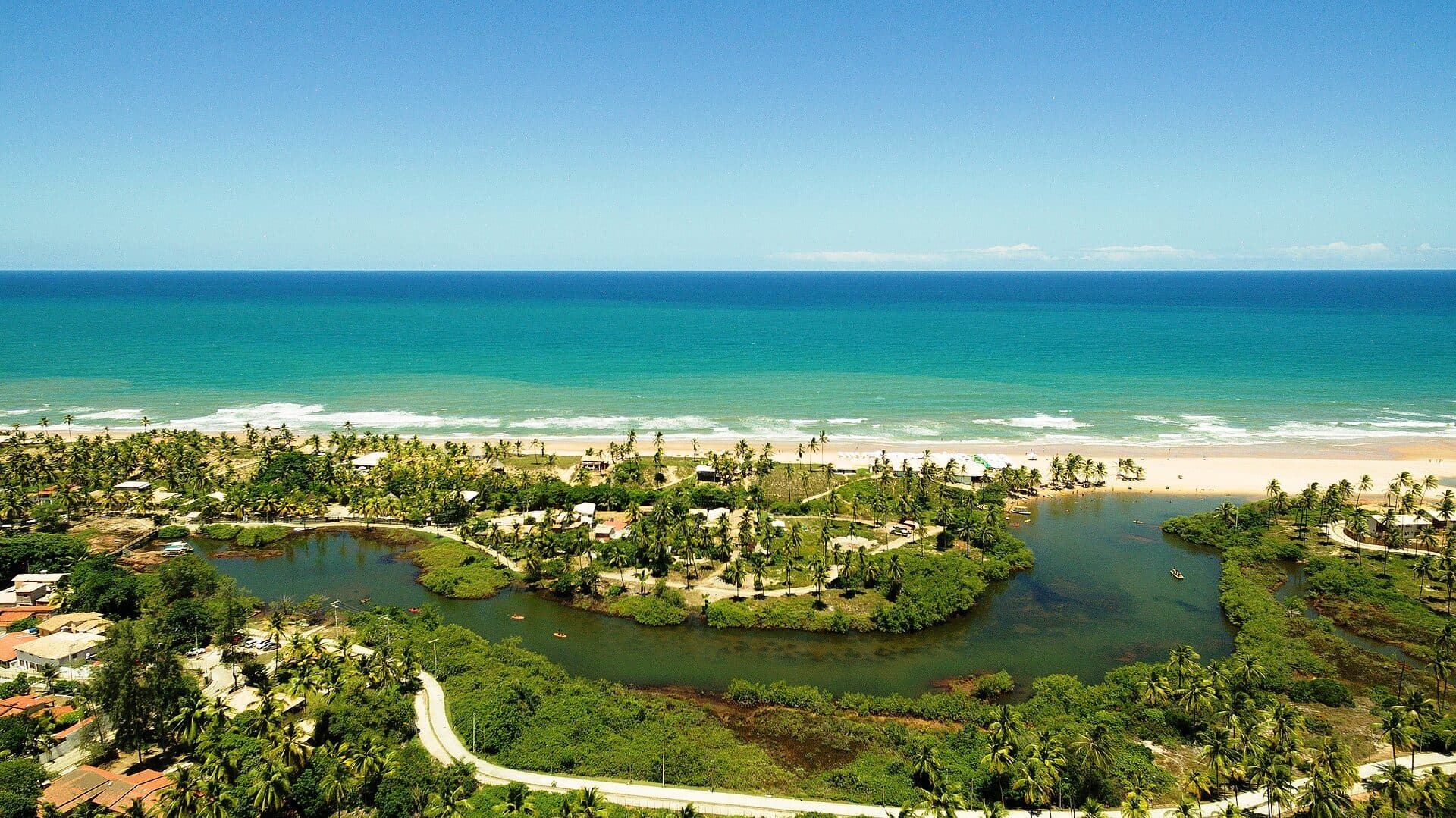Vista da Praia de Imbassaí em Mata de São João na Bahia