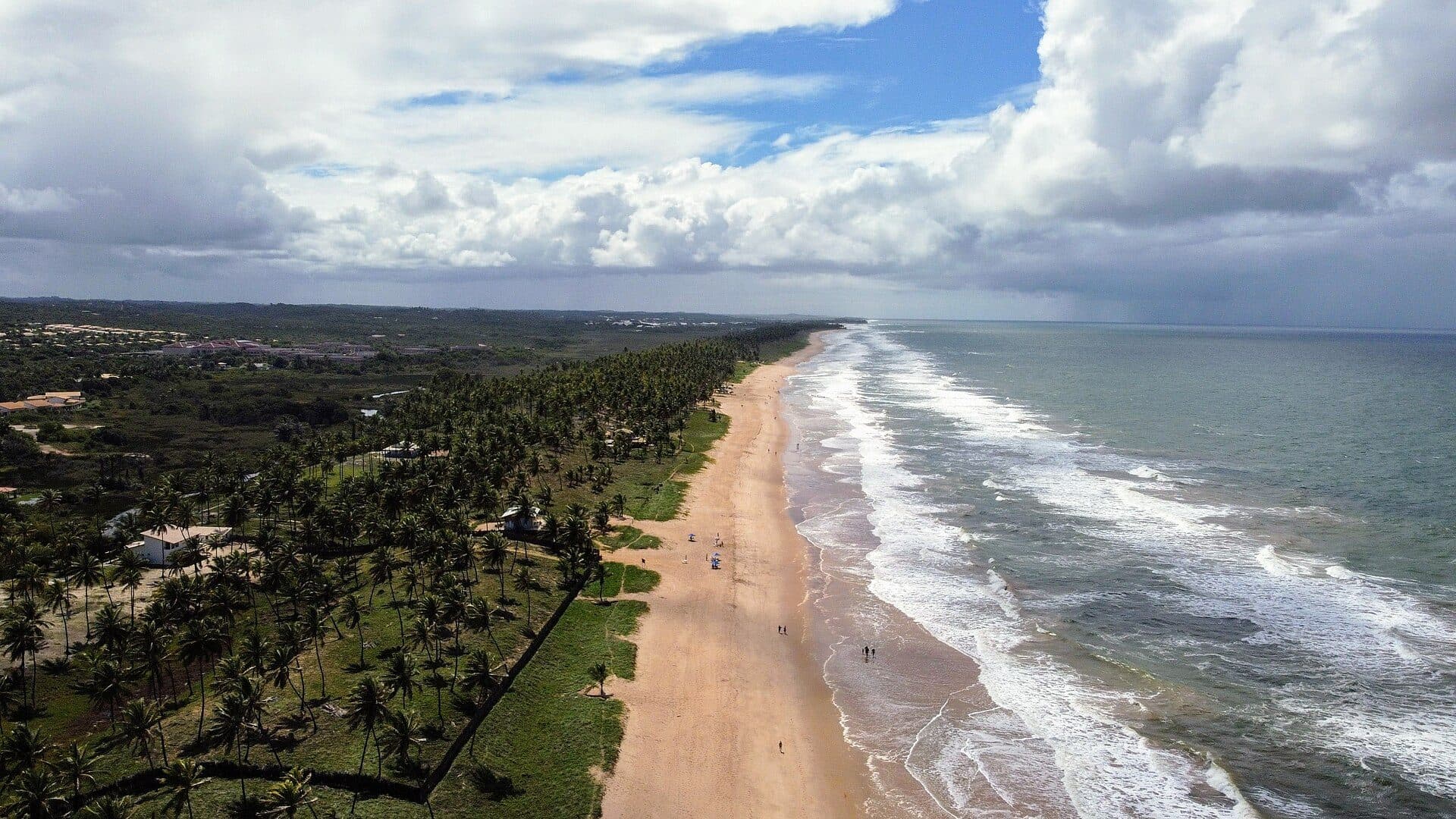 Vista da faixa de areia e do mar na Praia de Imbassaí