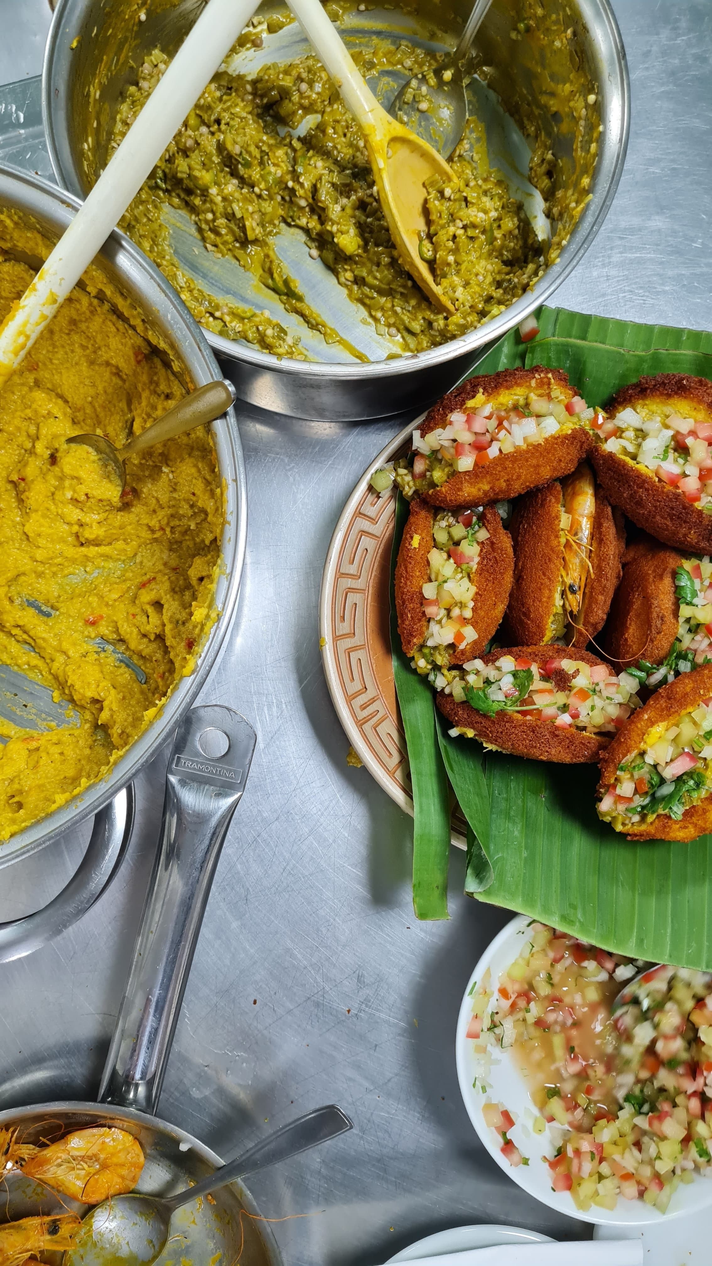 Acarajé brasileiro e ingredientes dispostos em uma cozinha