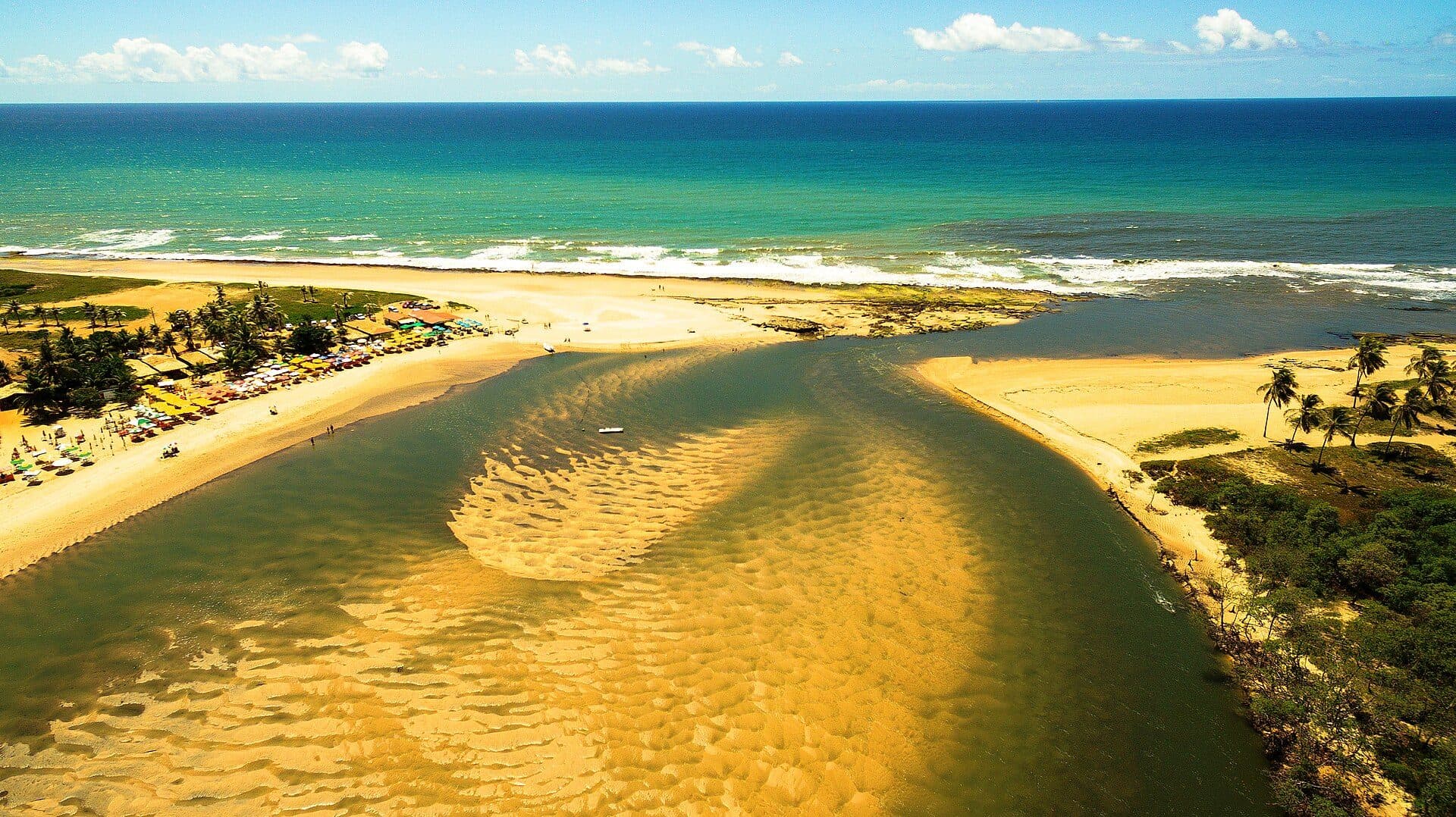 Vista da Praia de Imbassaí em Mata de São João, Bahia