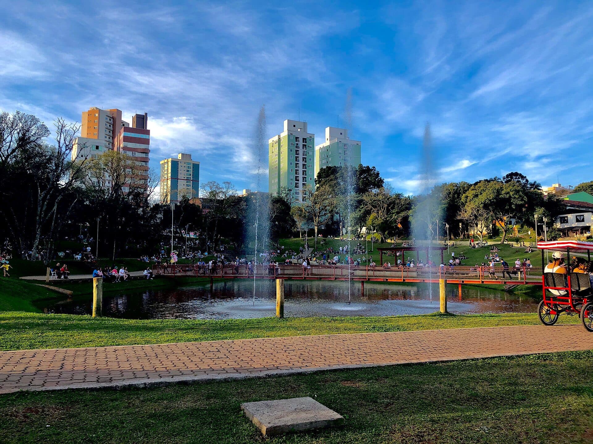Vista da área verde e espaço ao ar livre do Parque da Gare
