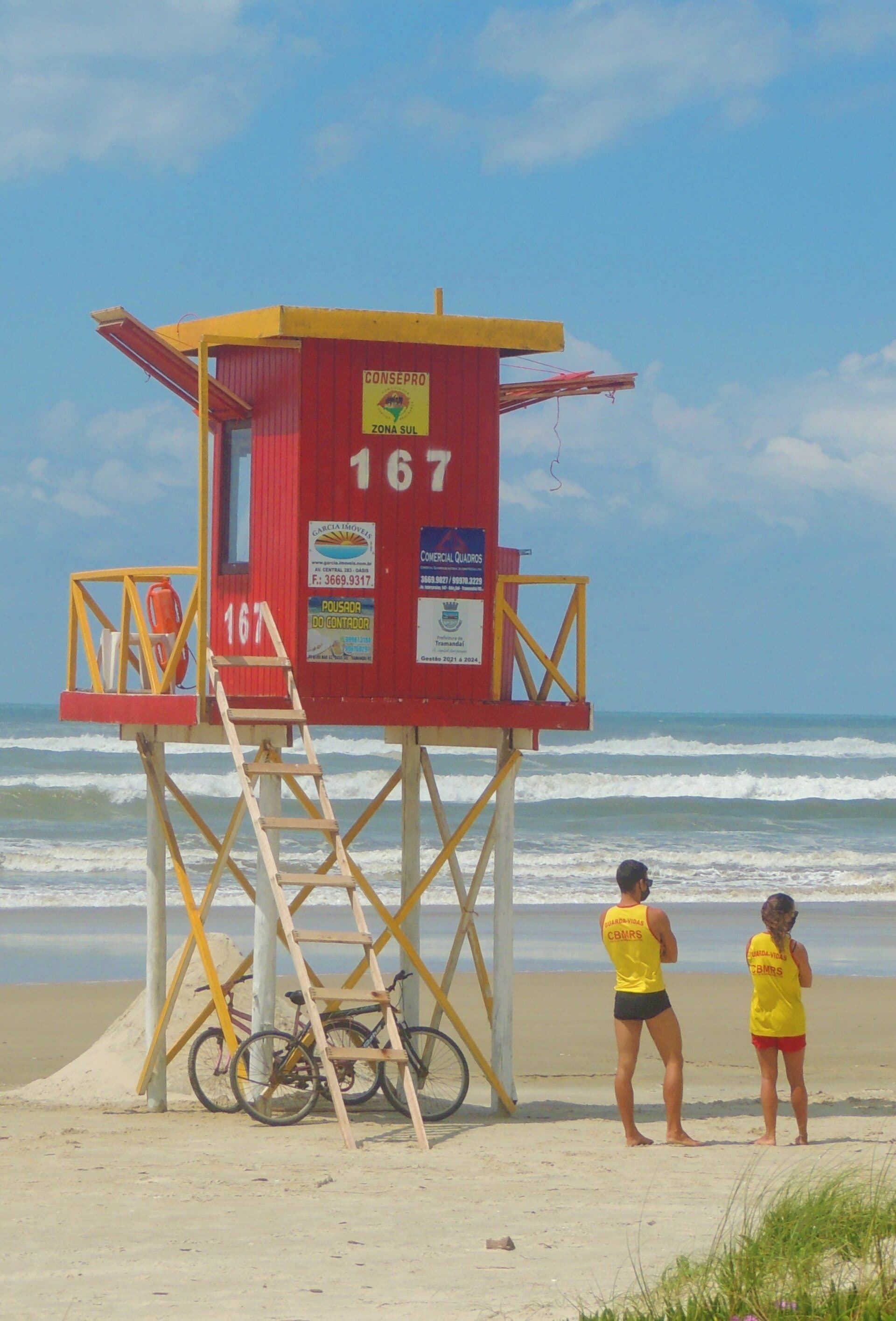 Guarita Central na orla da praia de Oásis em Tramandaí