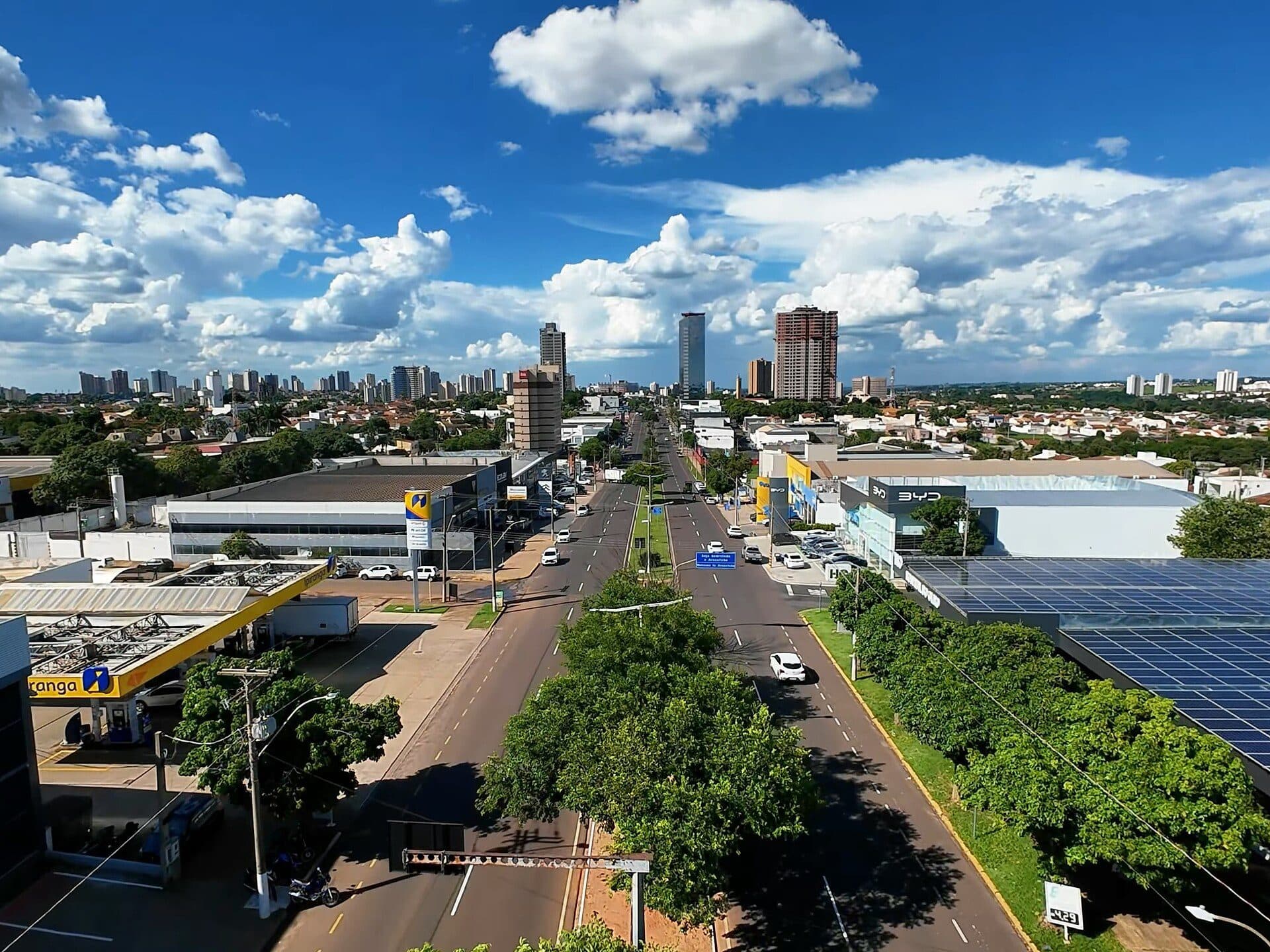 Vista urbana da Avenida Brasília na cidade de Araçatuba, São Paulo