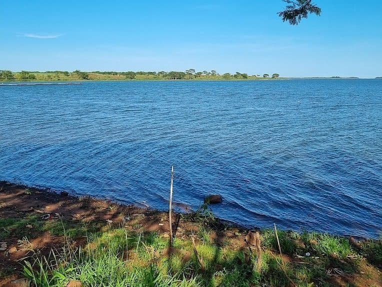 Vista da orla e águas da Praia Municipal de Araçatuba