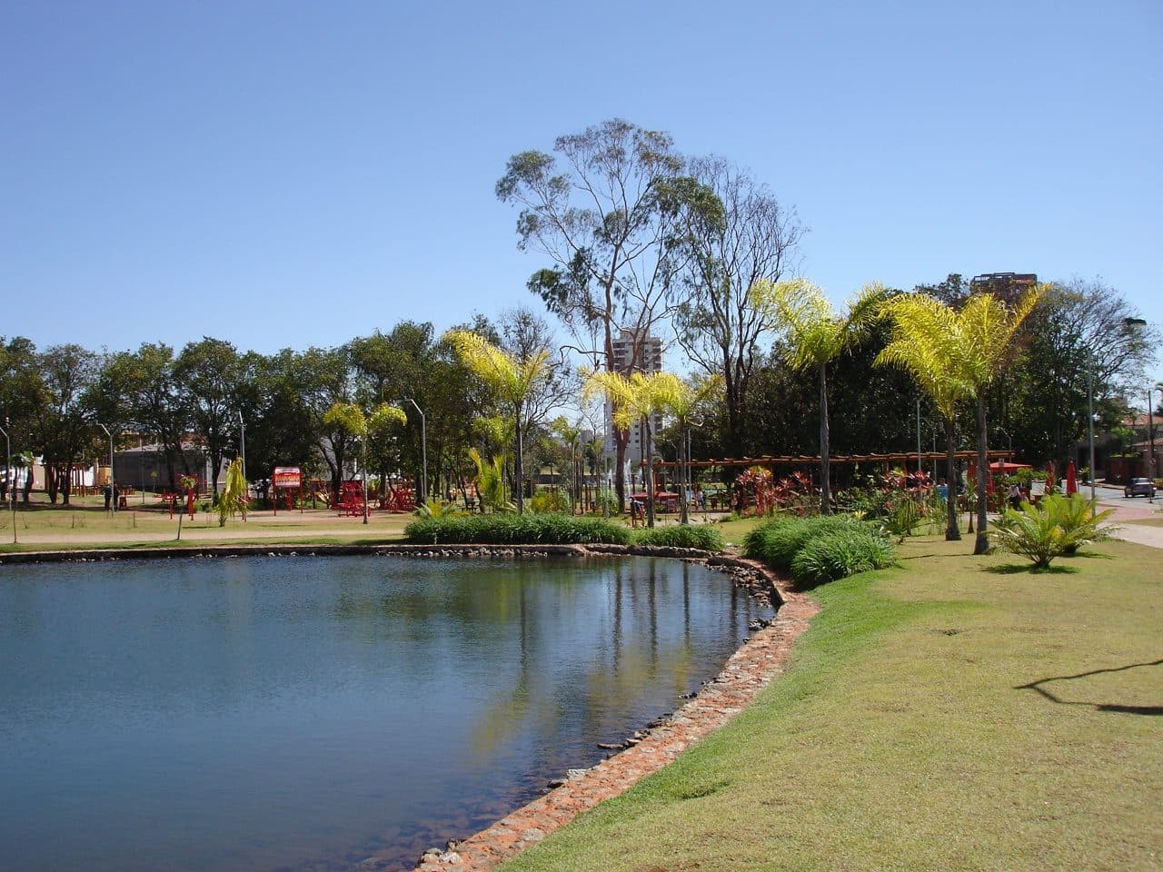 Vista do Parque Ambiental Ipiranga com área verde e espaço de lazer