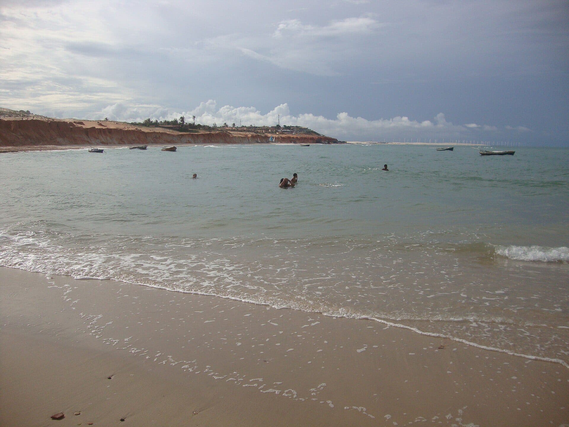 Vista do recanto da praia de Canoa Quebrada em Aracati
