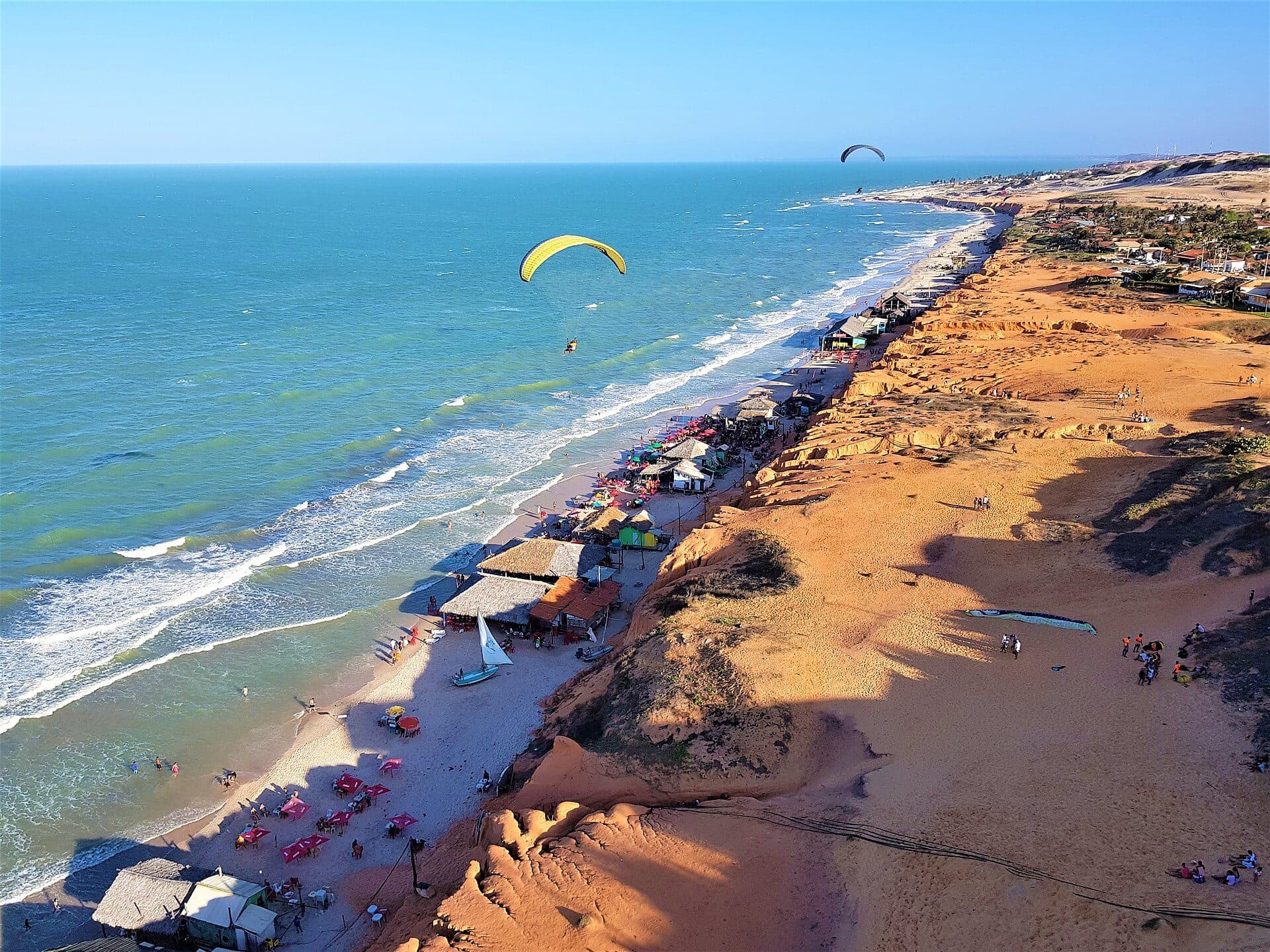 Vista aérea da Praia de Canoa Quebrada em Aracati, Ceará