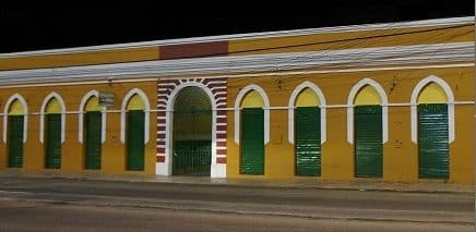 Fachada do Mercado Público de Aracati iluminada durante a noite