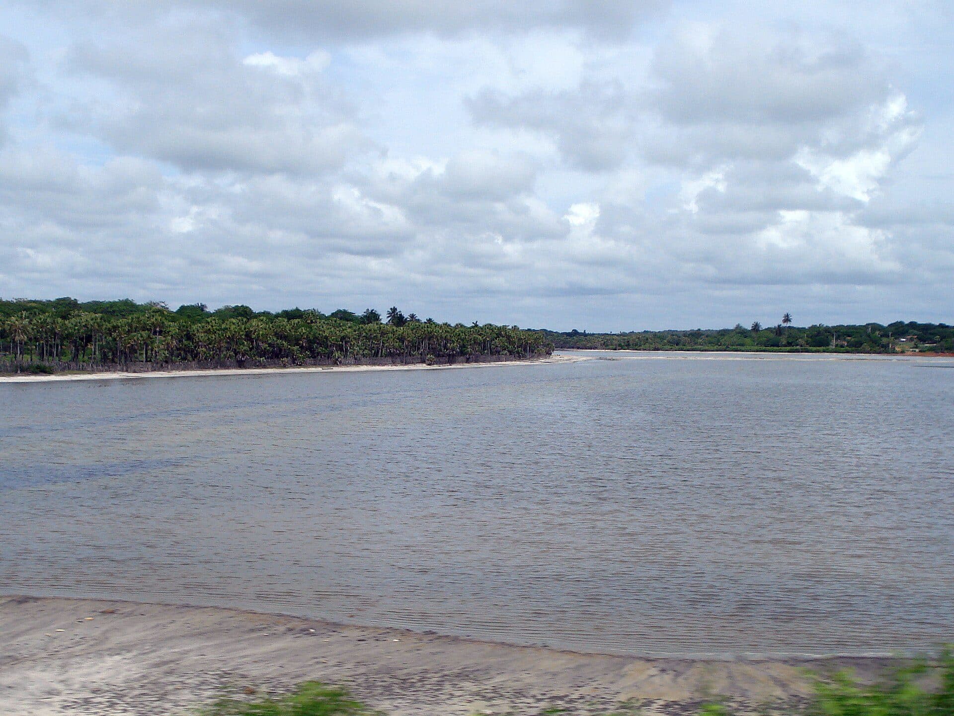 Vista da paisagem natural do Rio Jaguaribe e suas margens
