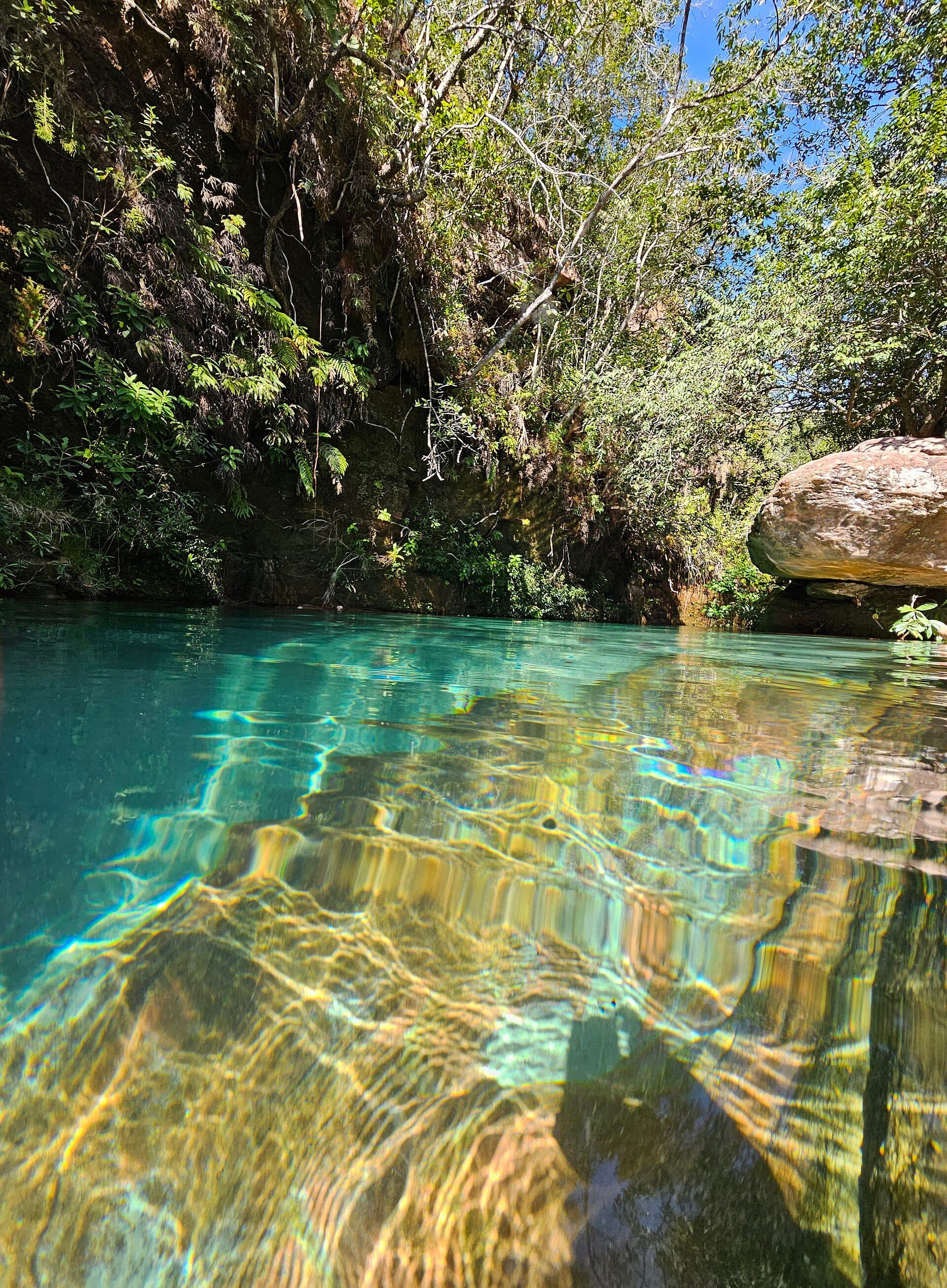 Águas azuis da Flutuação Azul na Fazenda Recanto da Serra em Barra do Garças