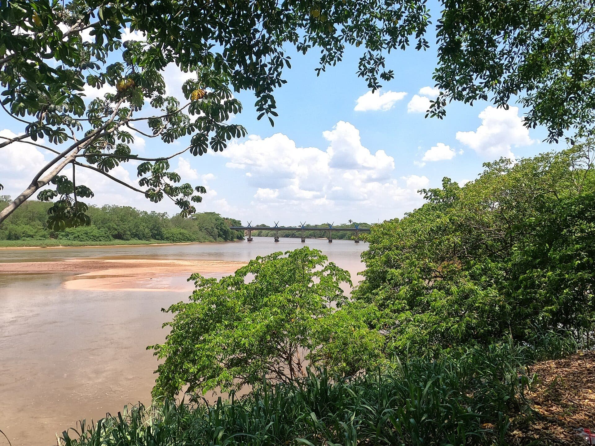 Vista da orla do Rio Garças em Barra do Garças, Mato Grosso