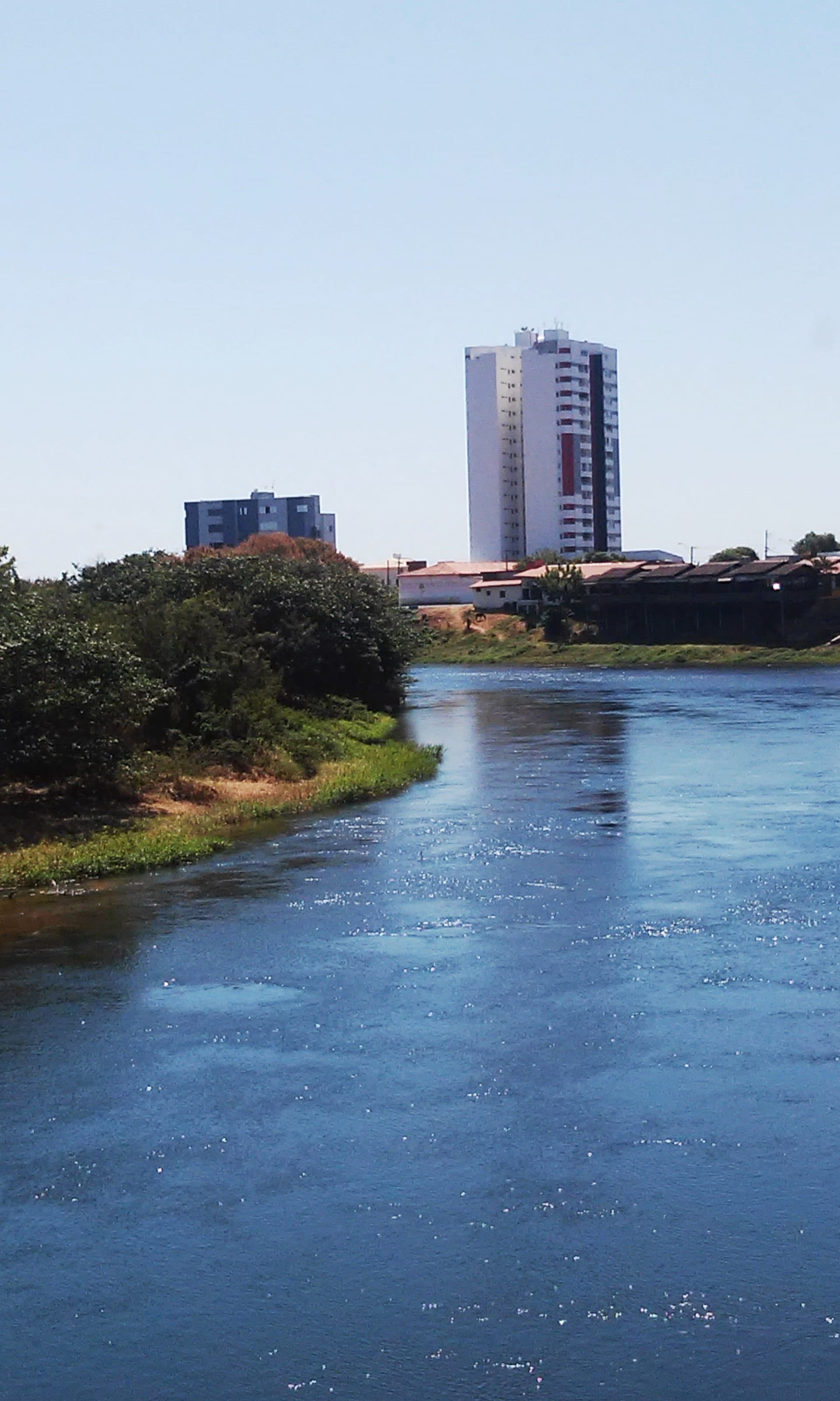 Vista do Rio Grande passando pela cidade de Barreiras