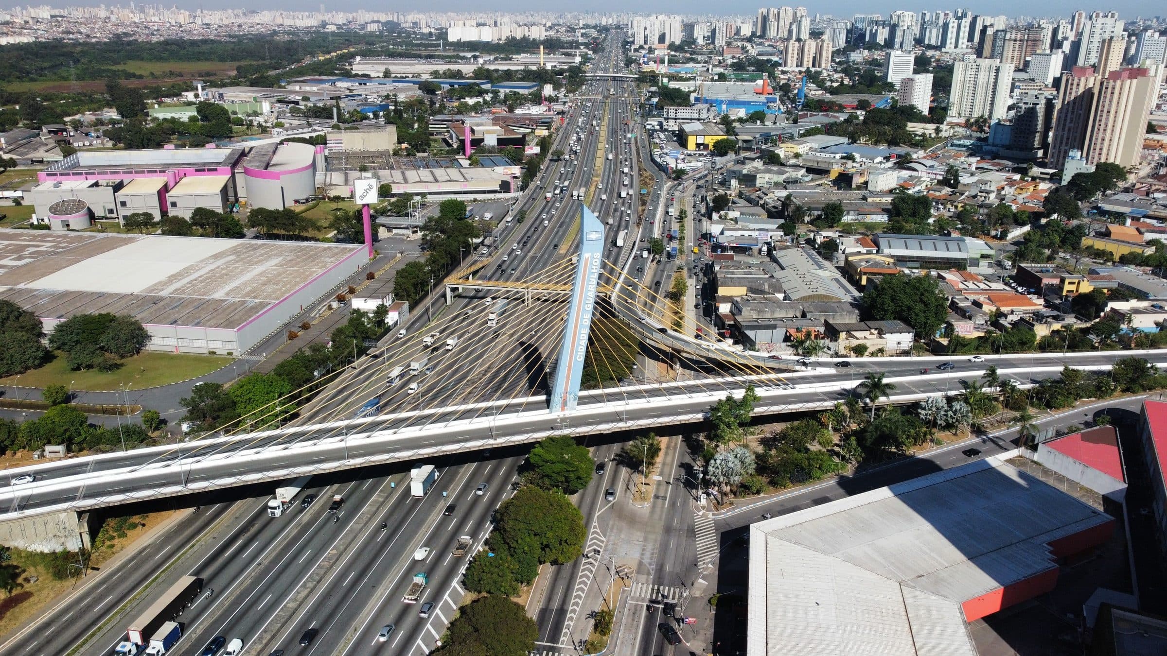 Vista aérea de rodovia e infraestrutura em Guarulhos, São Paulo
