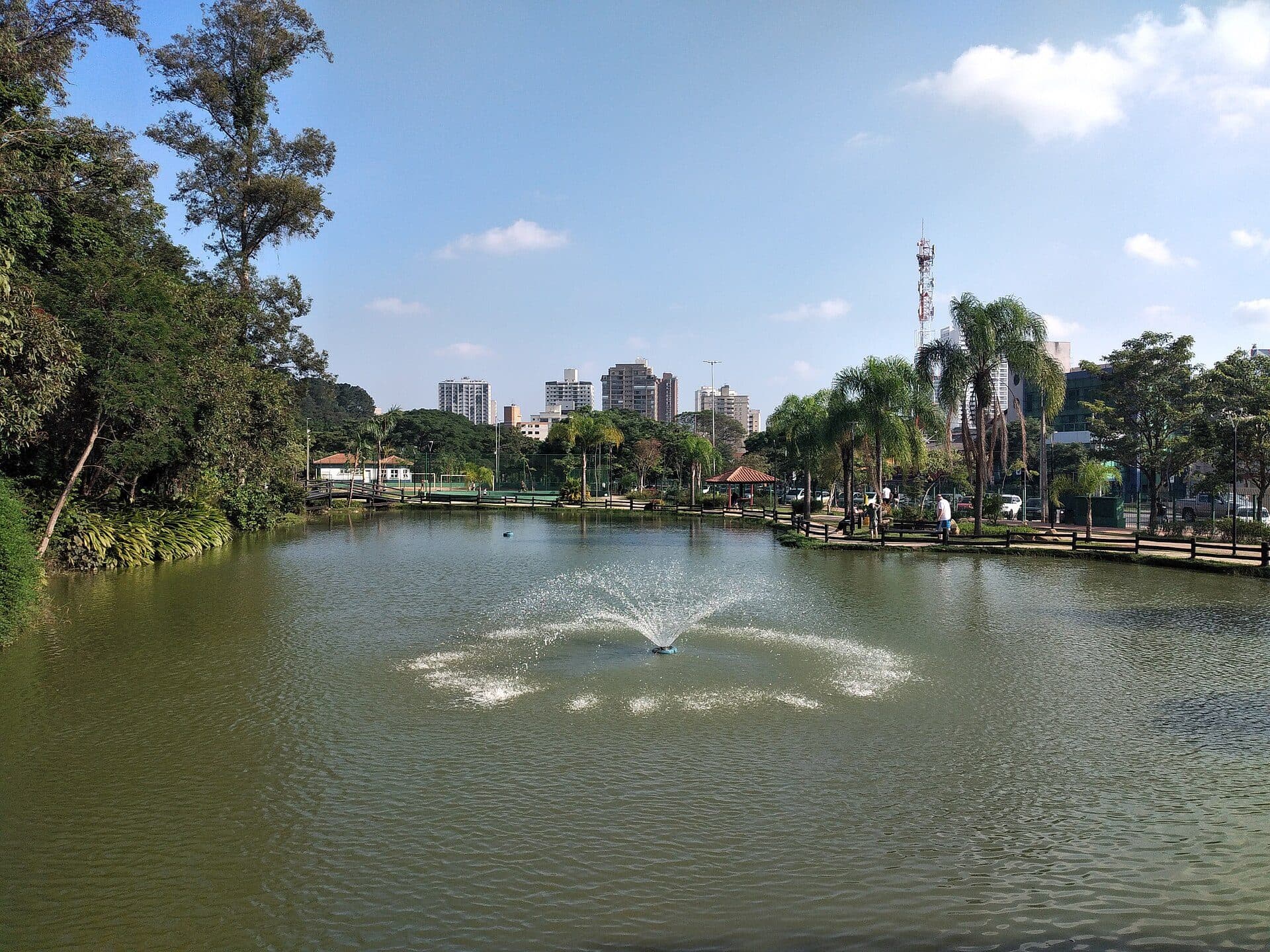 Vista do lago do Bosque Maia em Guarulhos, São Paulo