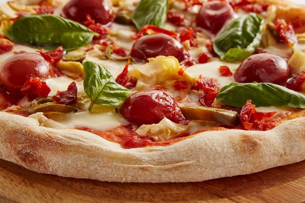 Pizza tradicional da culinária italiana pronta para servir