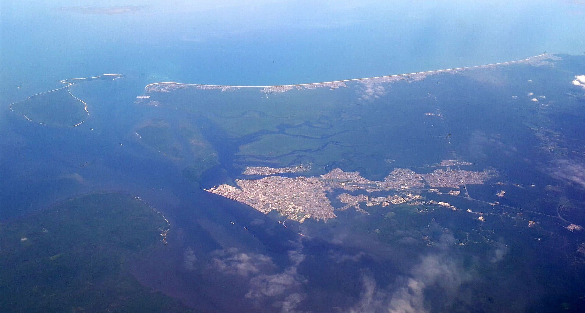Vista aérea da cidade de Paranaguá