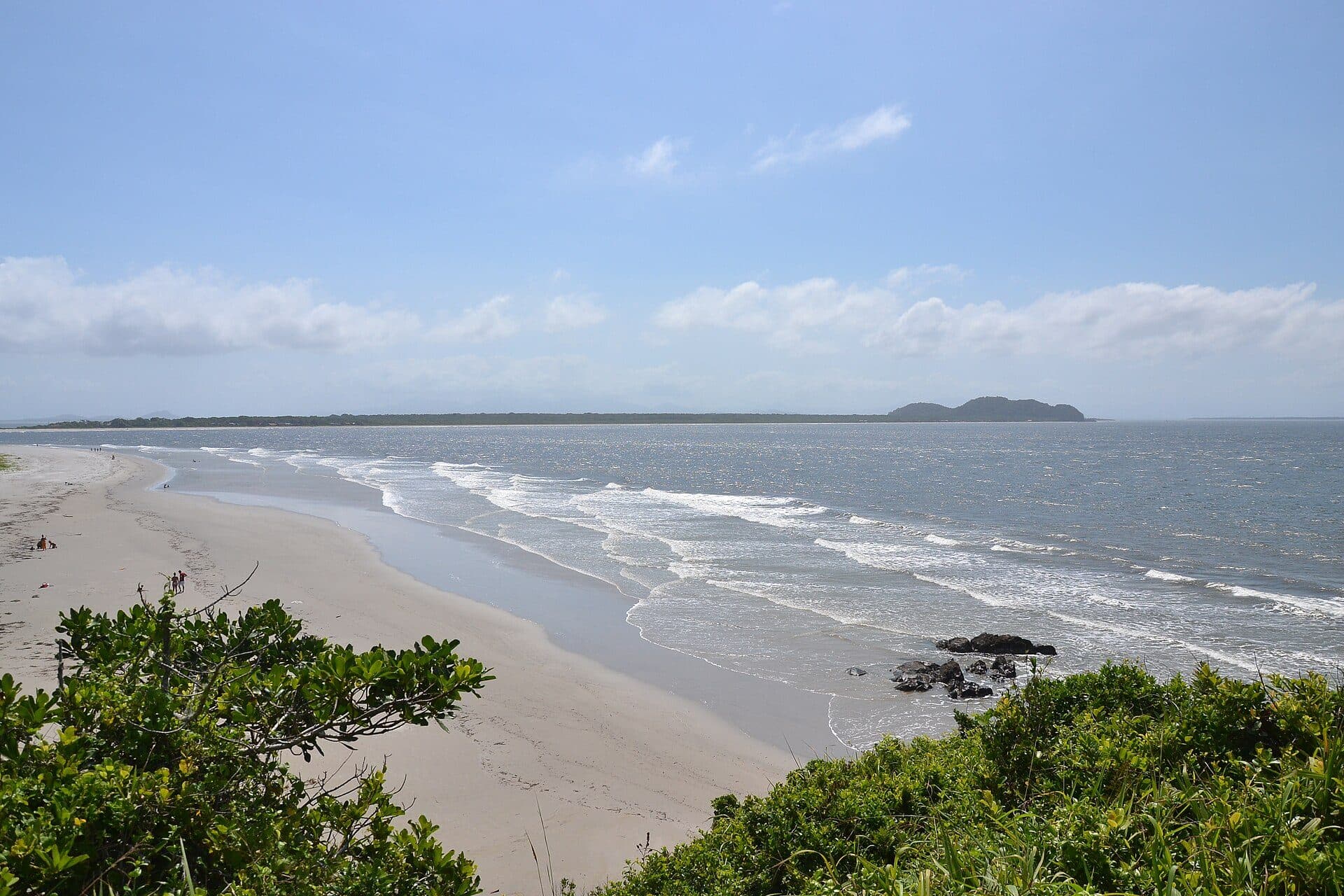 Vista aérea de praia na Ilha do Mel em Paranaguá, no Paraná