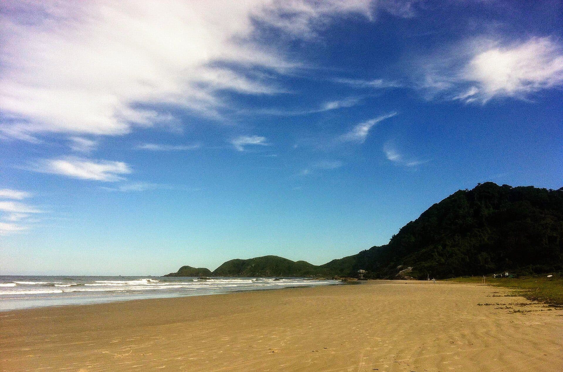 Vista do canto direito da Praia Grande com Nhá Pina ao fundo
