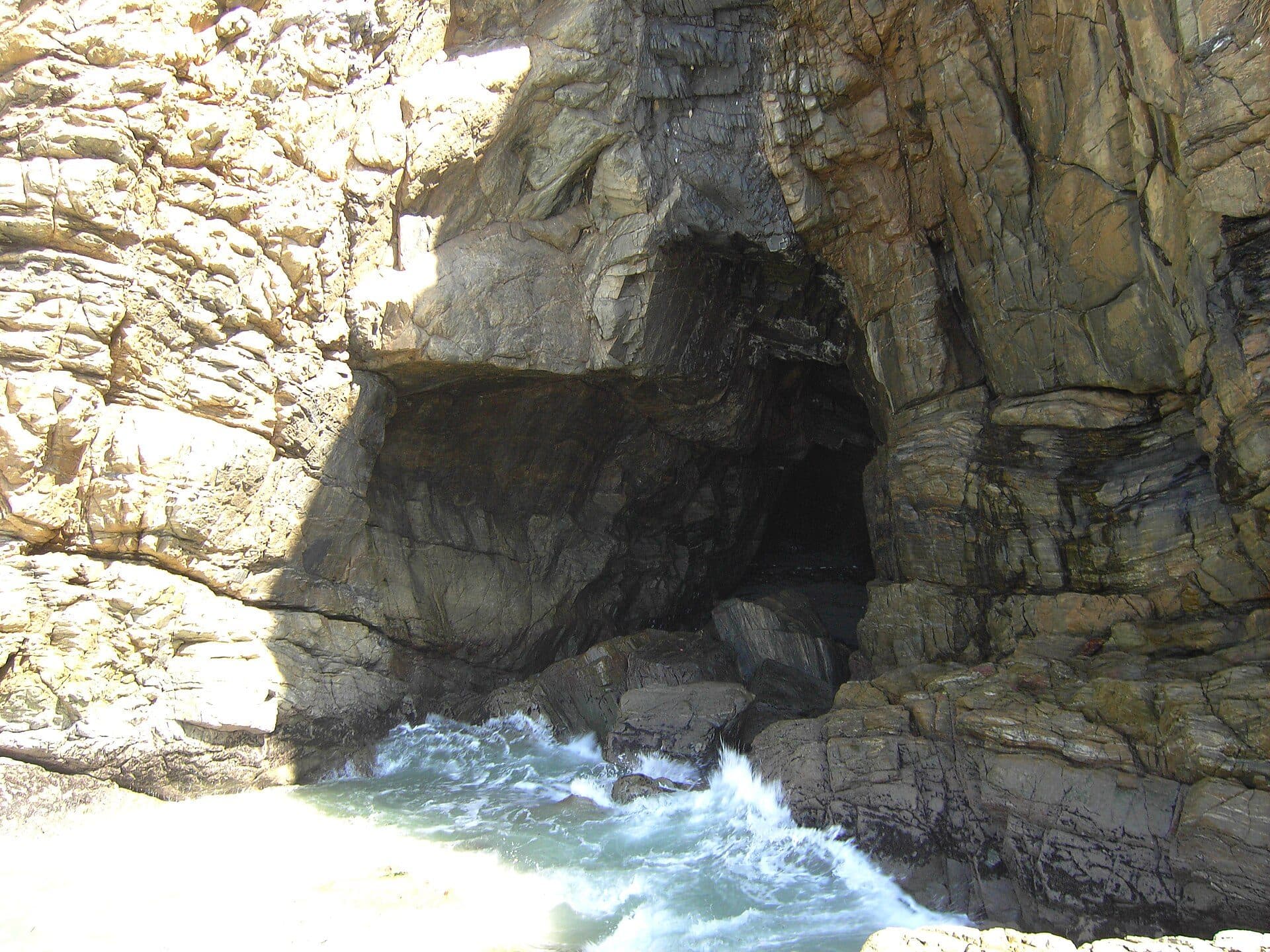 Vista da entrada da Gruta das Encantadas