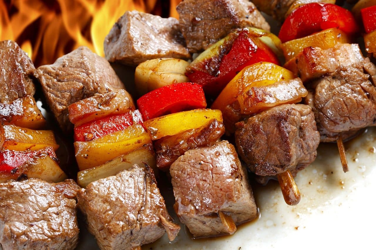 Prato com carne bovina grelhada acompanhada de batatas e legumes