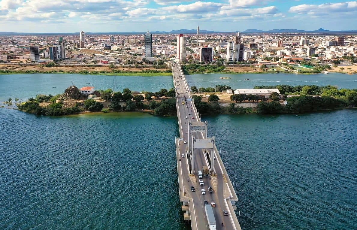 Vista da Ponte Petrolina-Juazeiro conectando as duas cidades