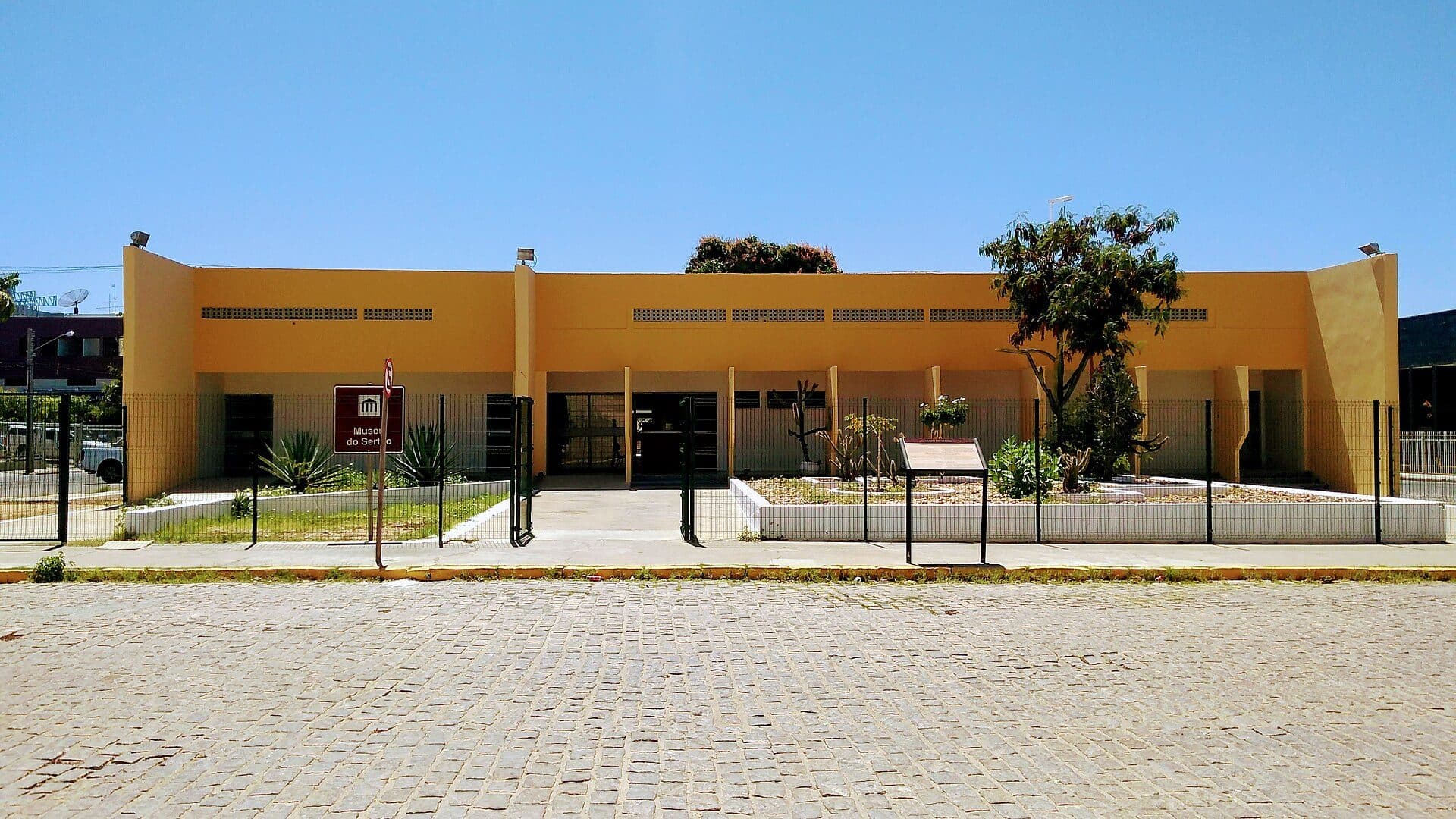 Vista da fachada e entrada principal do Museu do Sertão