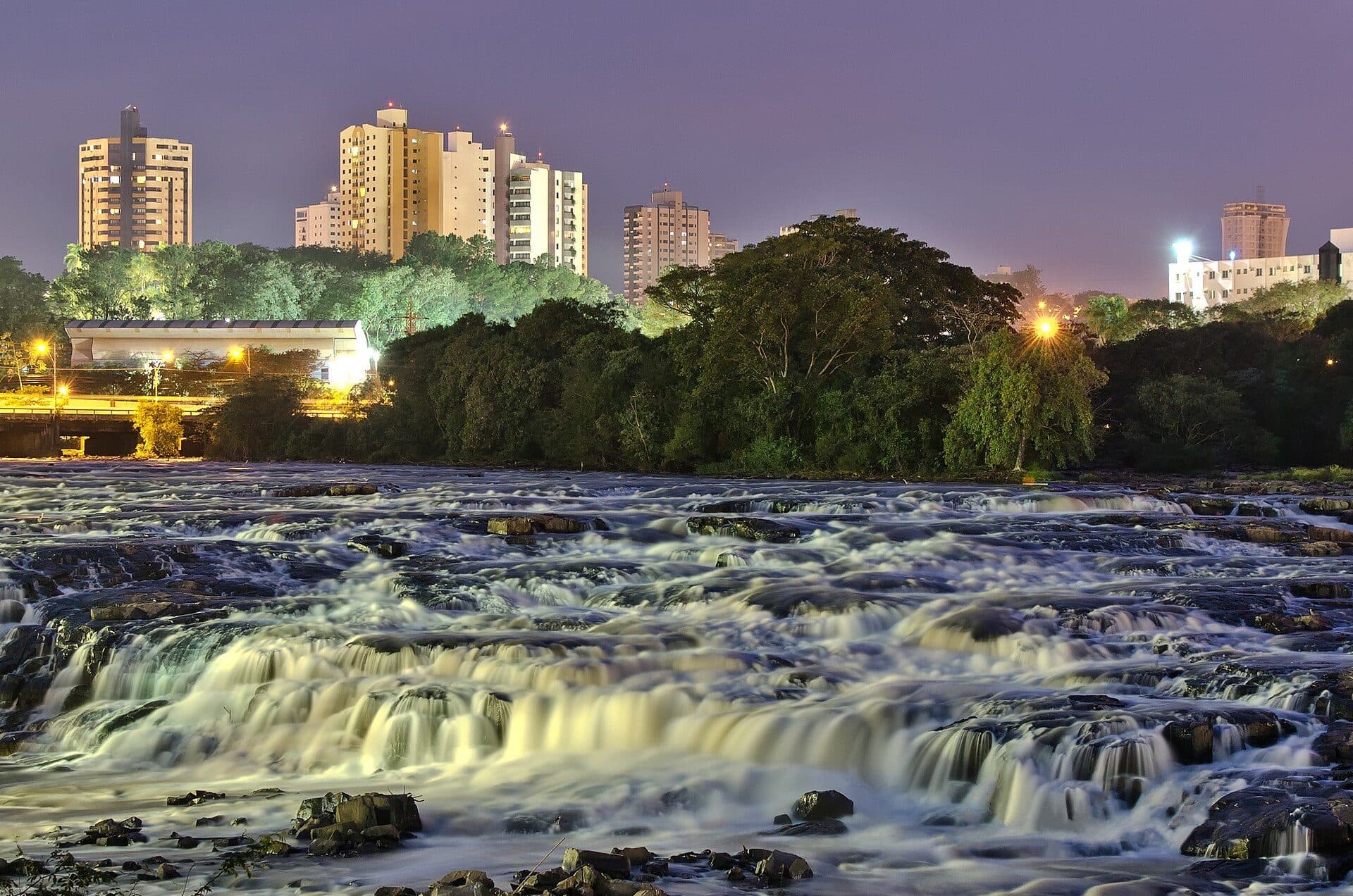 Vista das águas e da margem do Rio Piracicaba