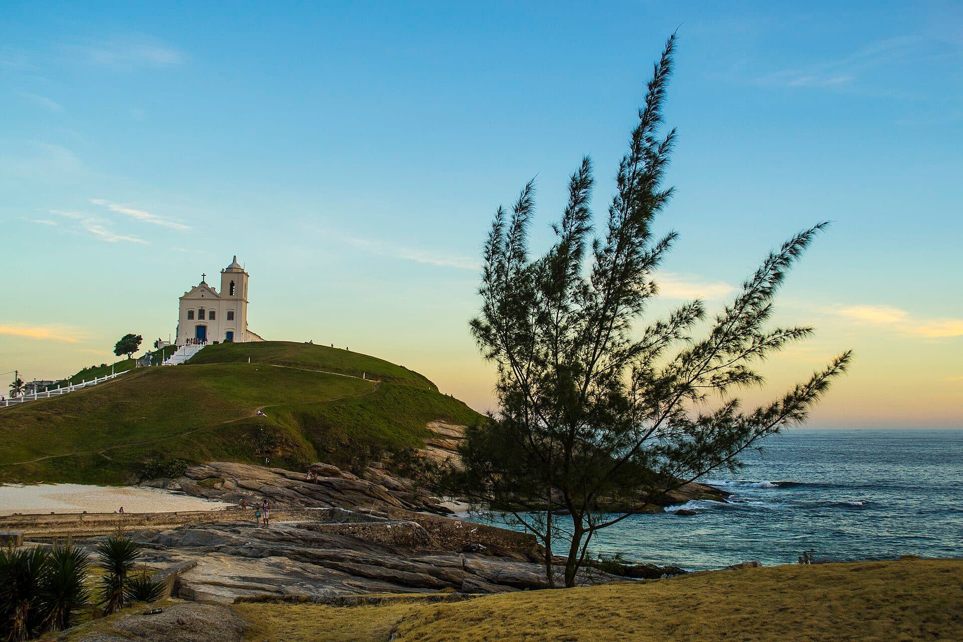 Igreja de Nossa Senhora de Nazareth em Saquarema durante o entardecer