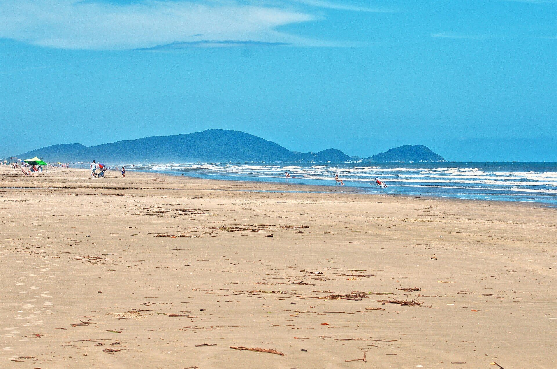 Vista da faixa de areia e do mar na praia de Pontal do Paraná