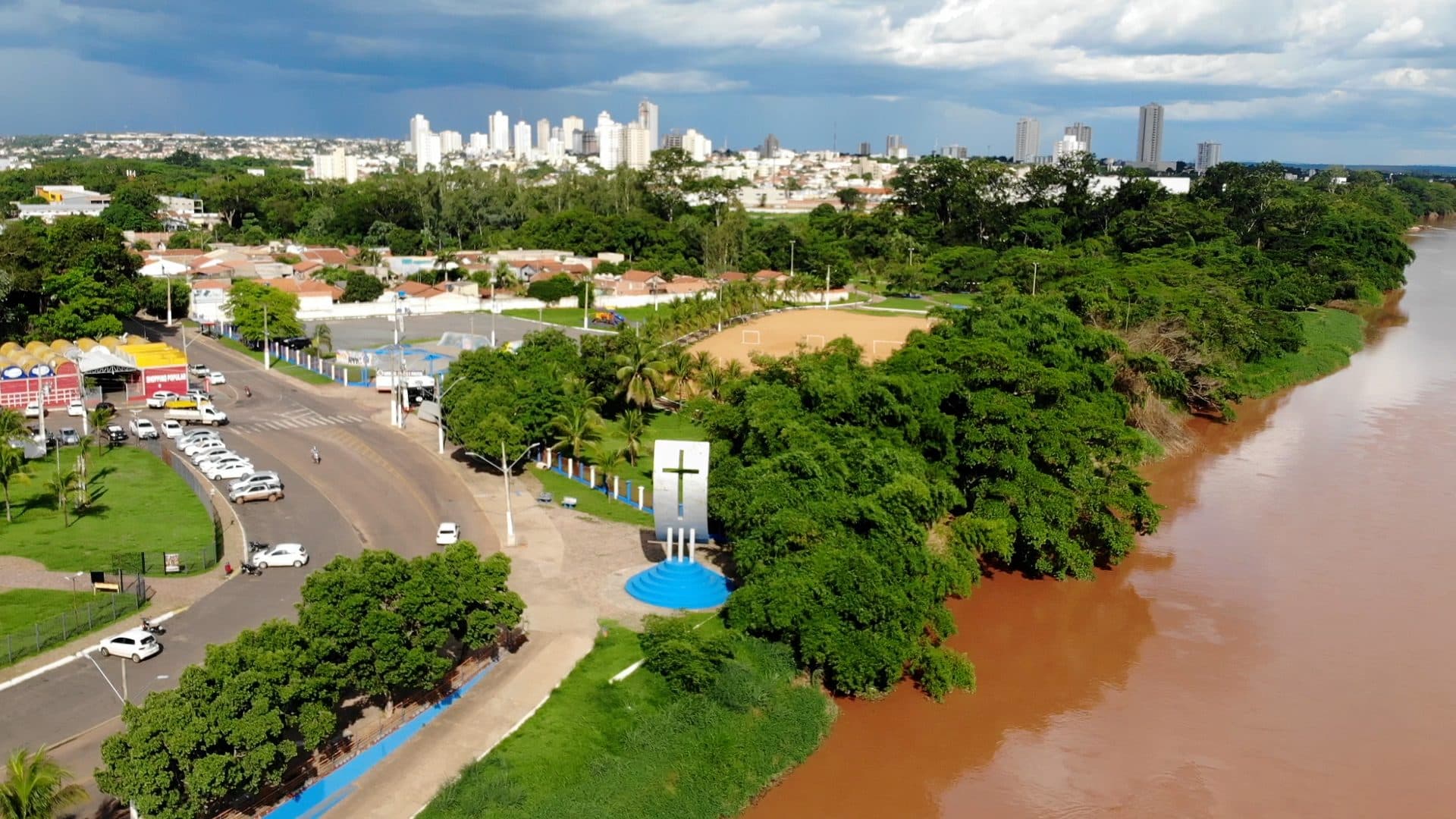 Vista da área do Cais de Rondonópolis às margens do rio