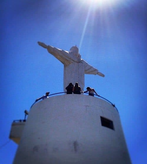 Vista da estátua do Cristo Redentor no Morro do Cruzeiro em Águas de Lindóia