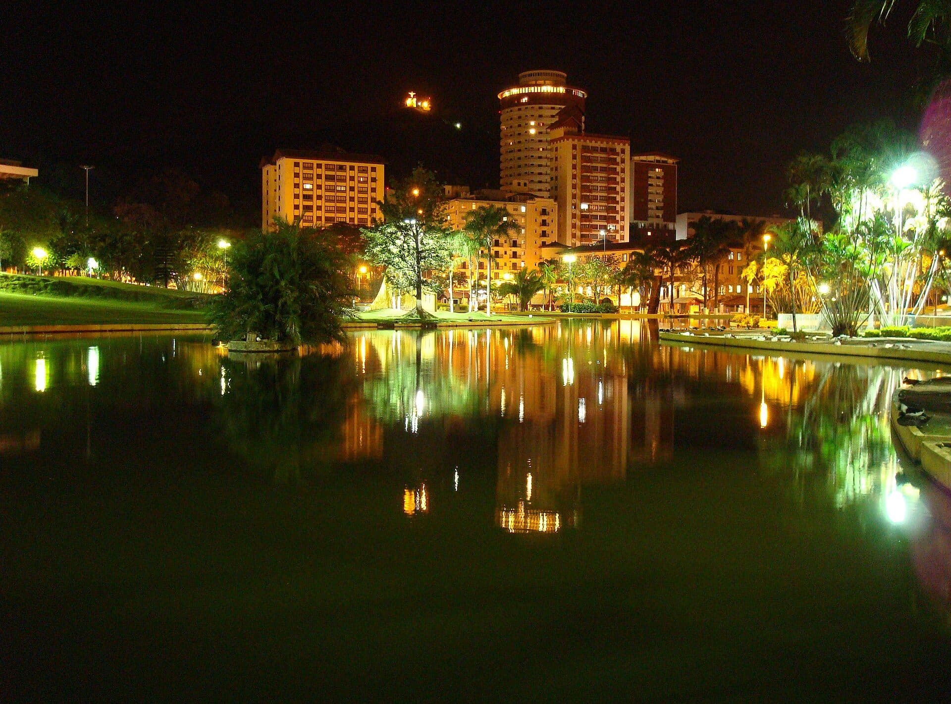 Vista de um lago na cidade de Águas de Lindóia