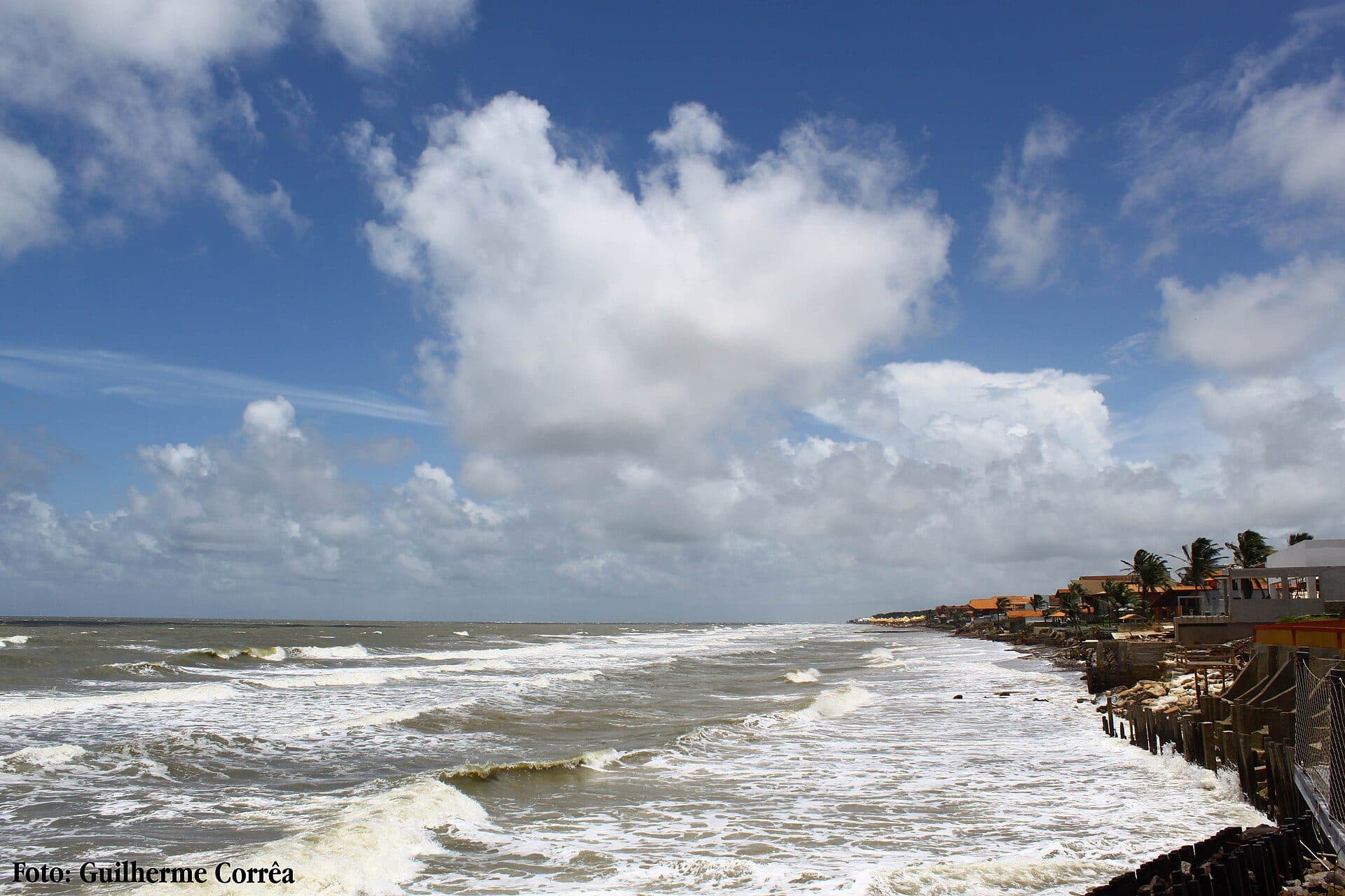Vista panorâmica da Praia do Atalaia com a faixa de areia e o mar