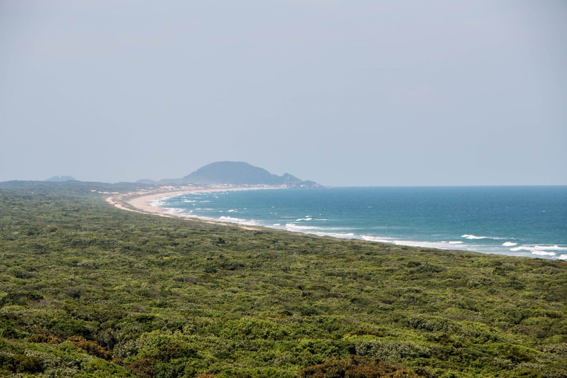 Vista da paisagem costeira junto ao oceano no Parque Estadual Acaraí