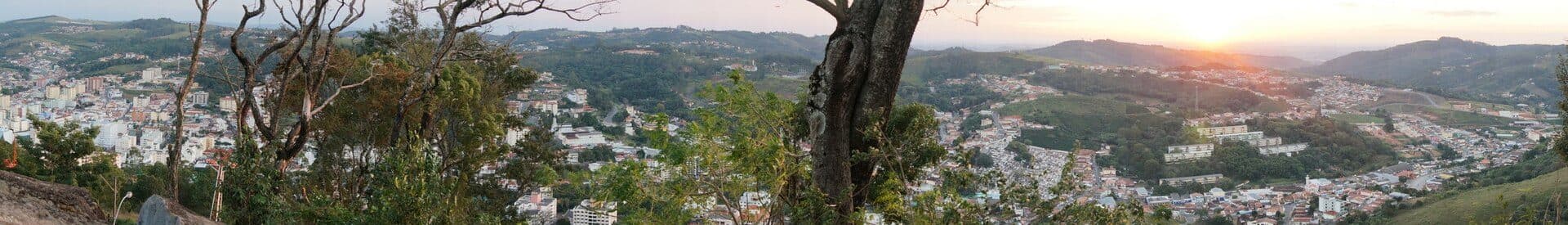 Vista panorâmica com a paisagem da cidade de Serra Negra