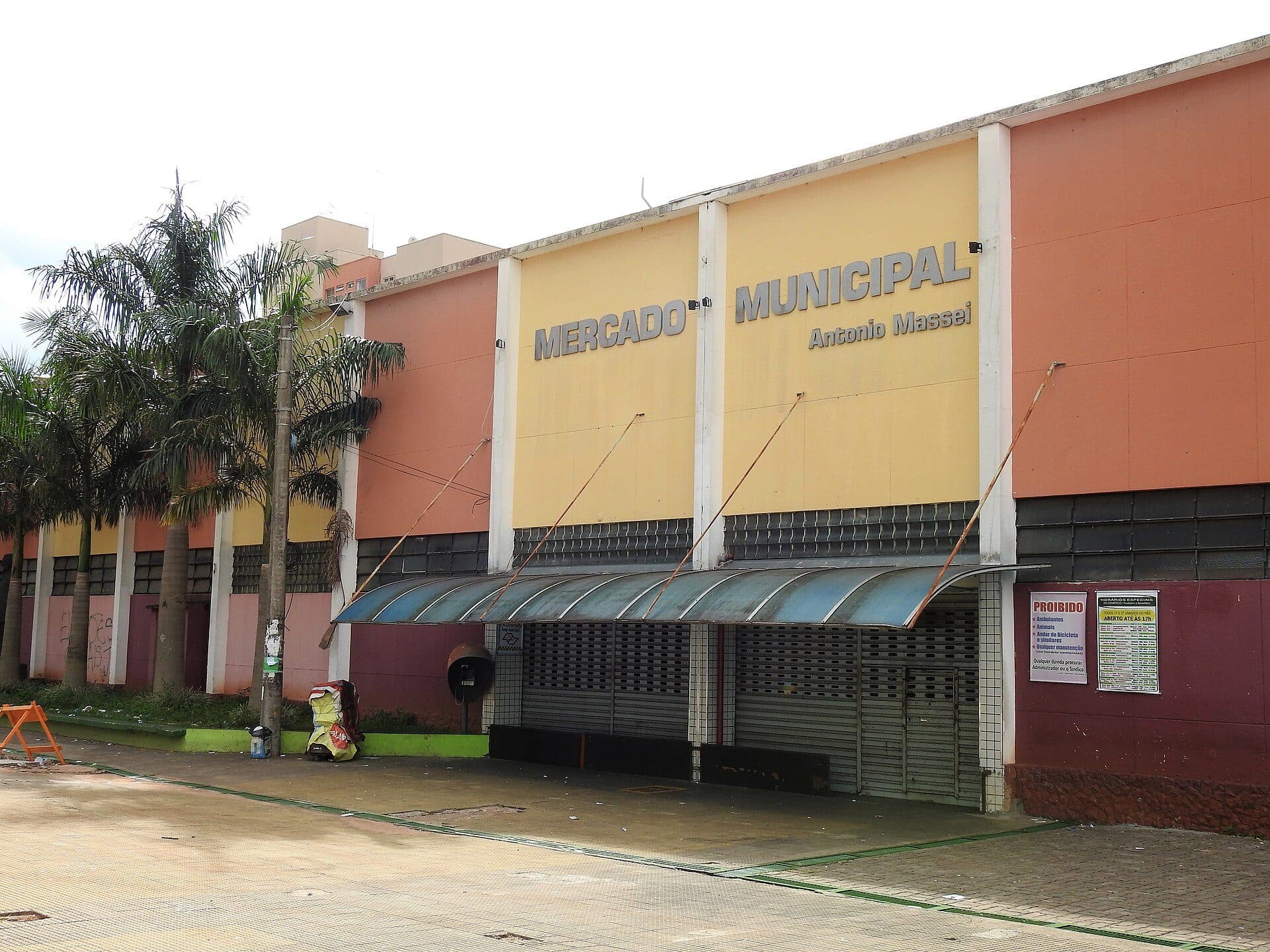 Vista do Mercado Municipal de São Carlos durante a tarde