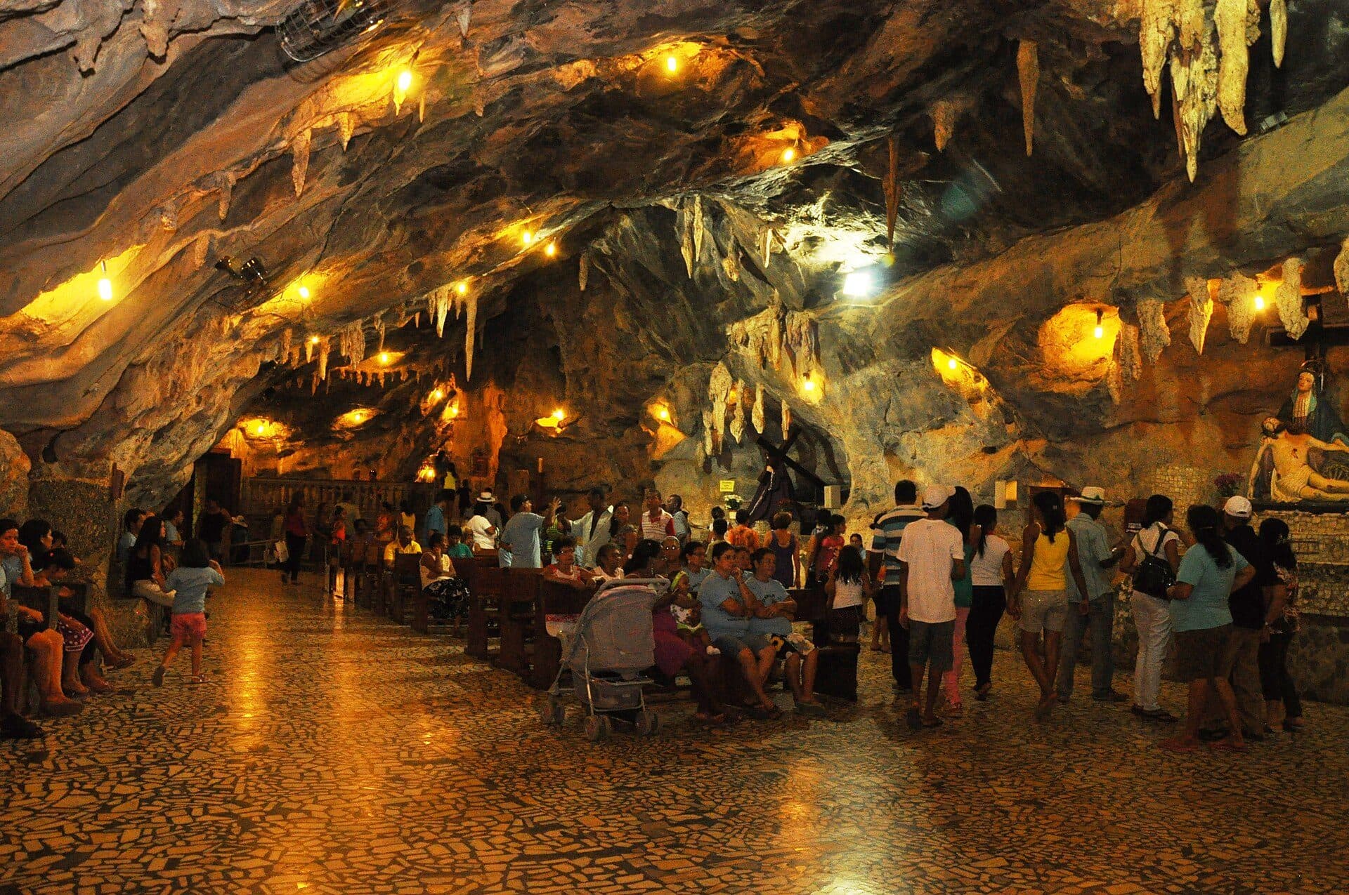 Interior da Gruta do Bom Jesus durante a romaria em Bom Jesus da Lapa