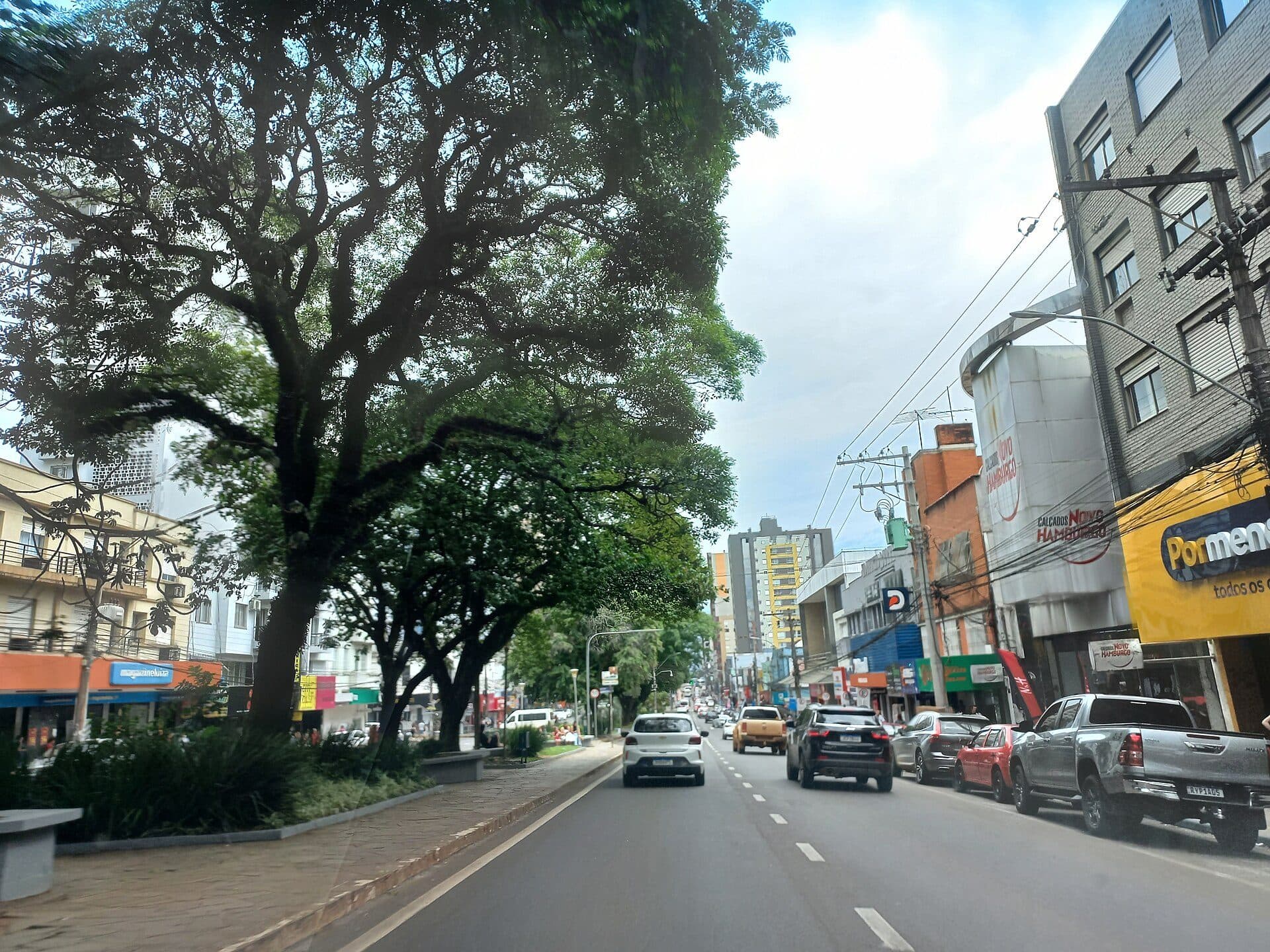 Vista da Avenida Brasil na cidade de Passo Fundo