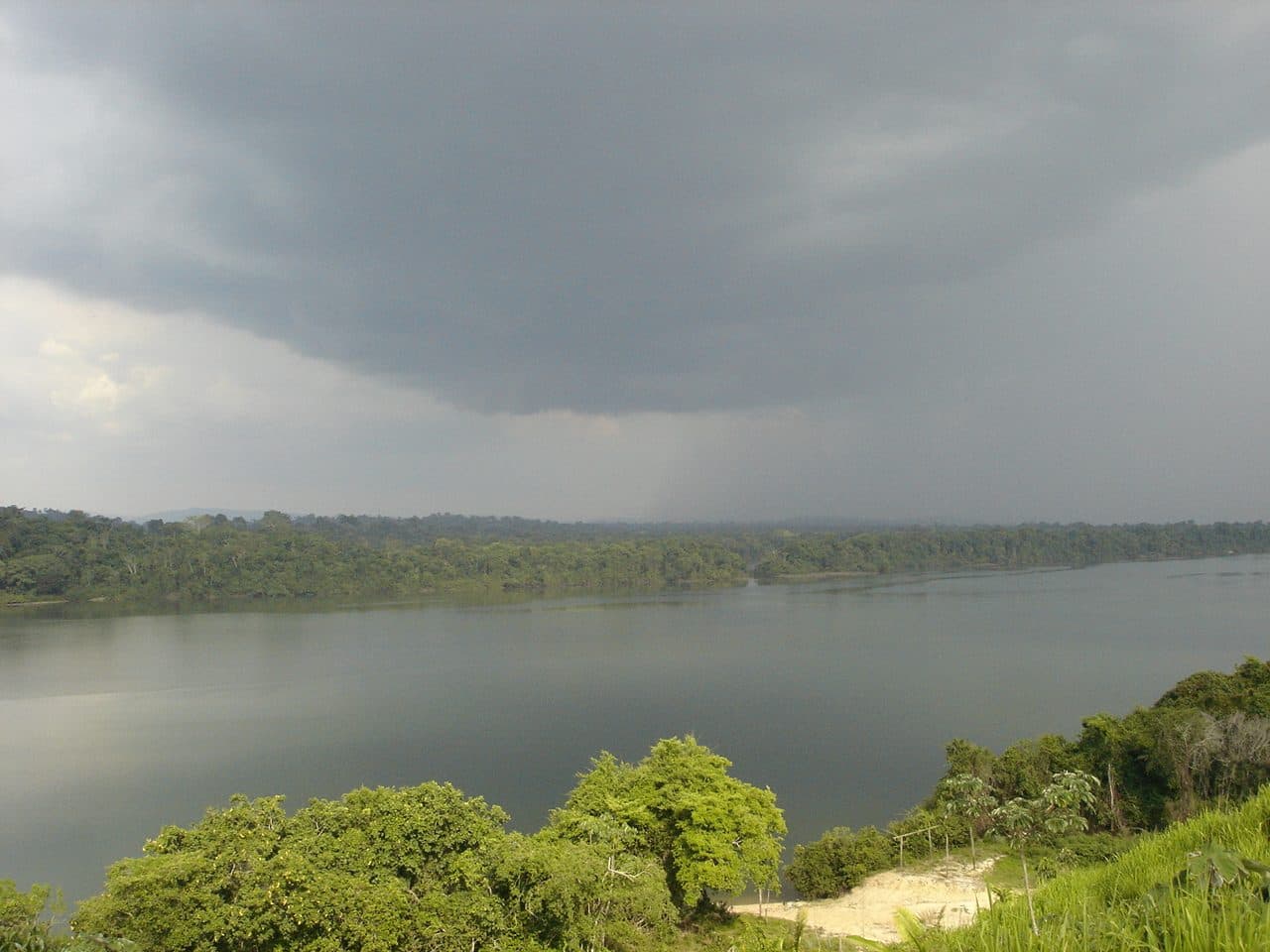 Vista do Rio Xingu com céu nublado antes da chuva no Parque Nacional da Serra do Pardo
