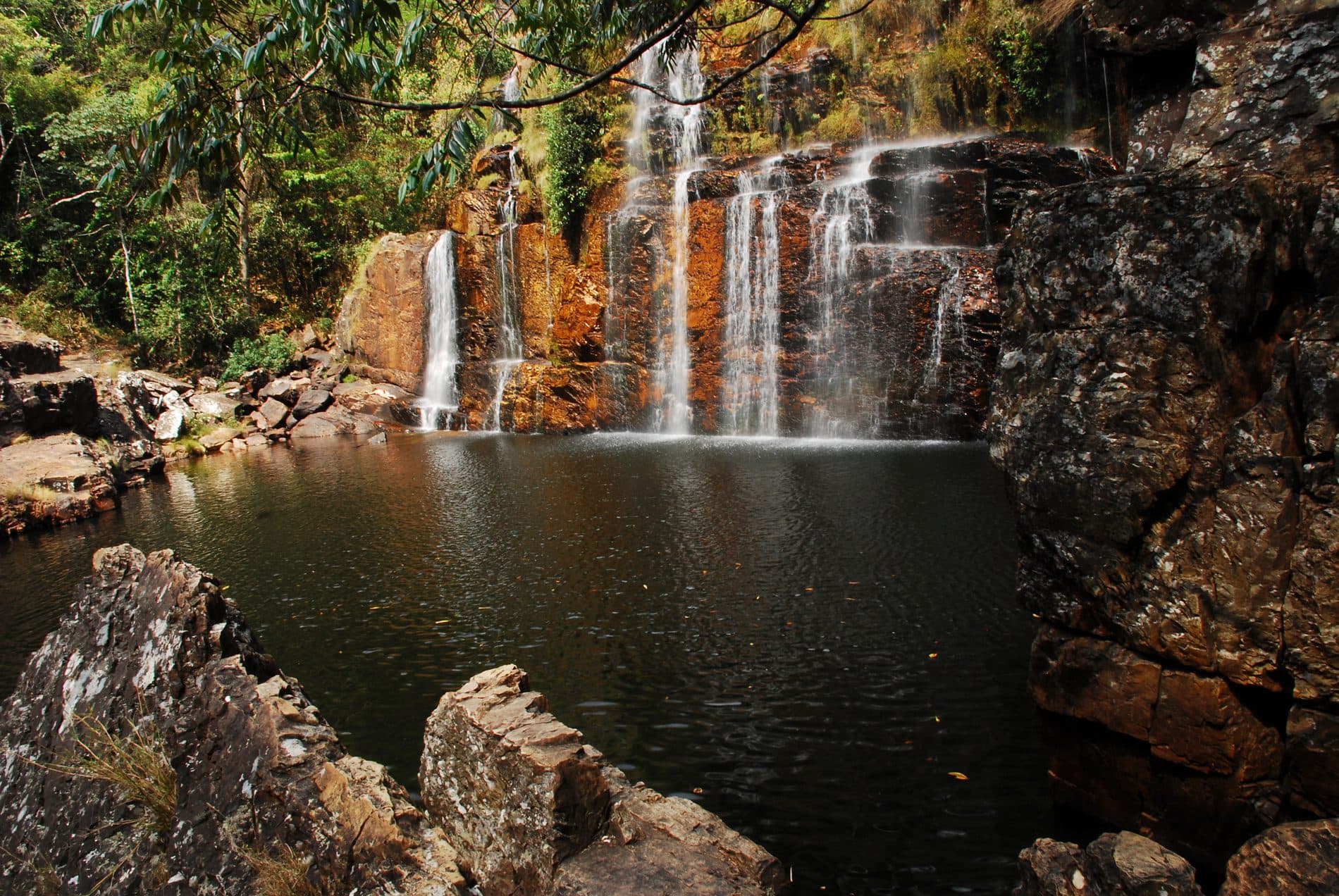 Vista da queda d'água da Cachoeira das Almécegas