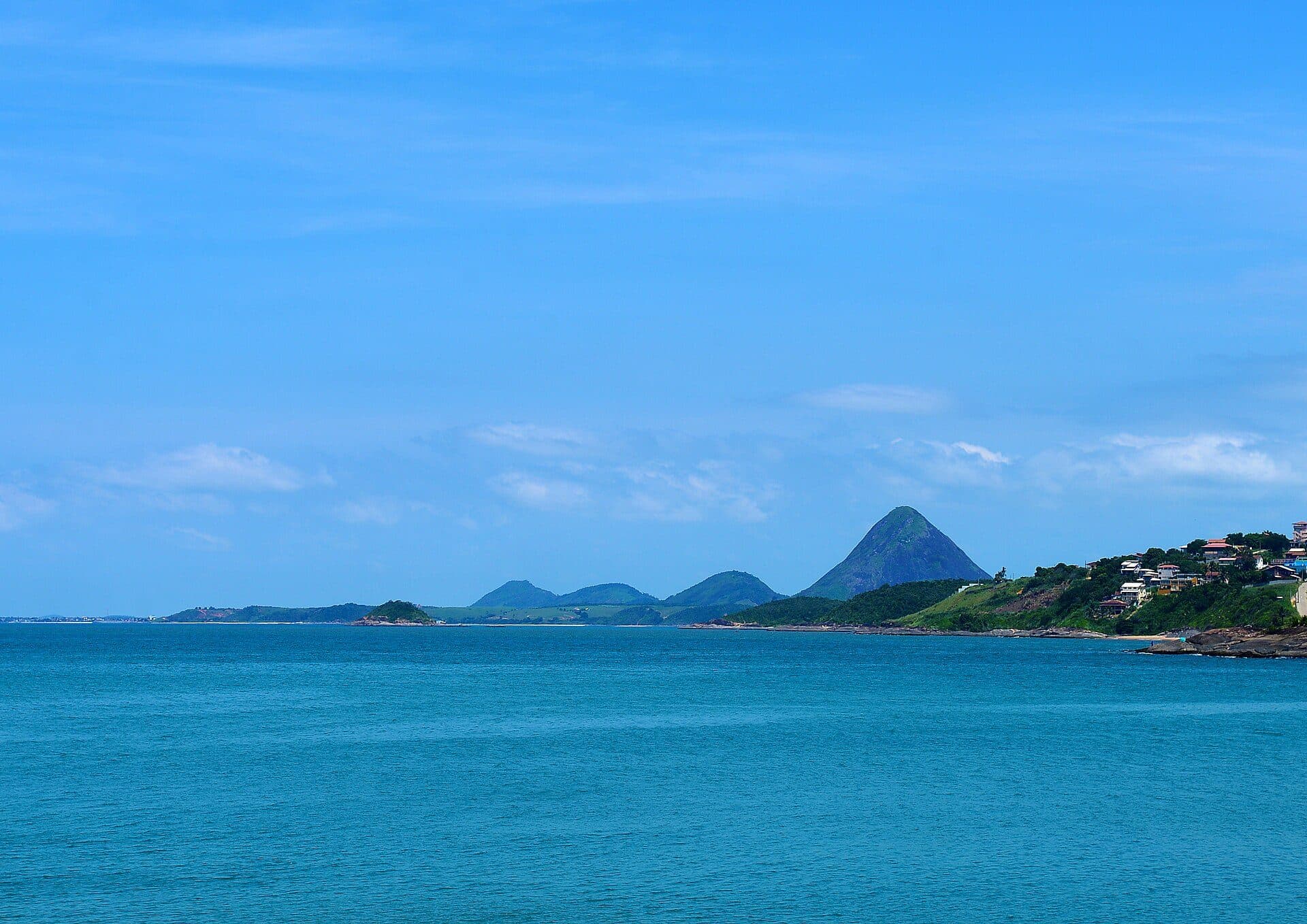 Vista da Praia da Areia Preta no Balneário de Iriri, em Anchieta, Espírito Santo