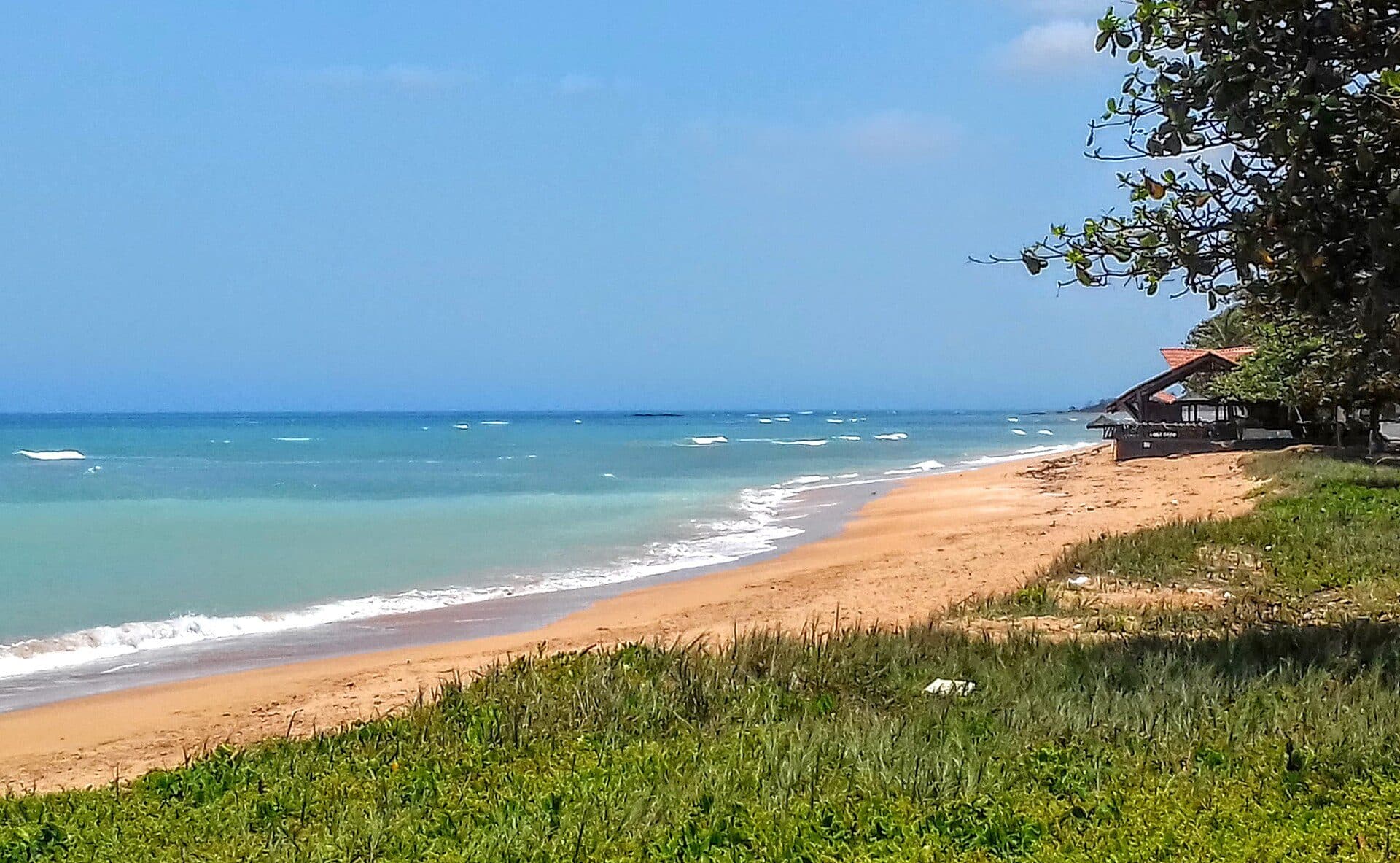 Vista da Praia de Barra do Sahy com faixa de areia e mar