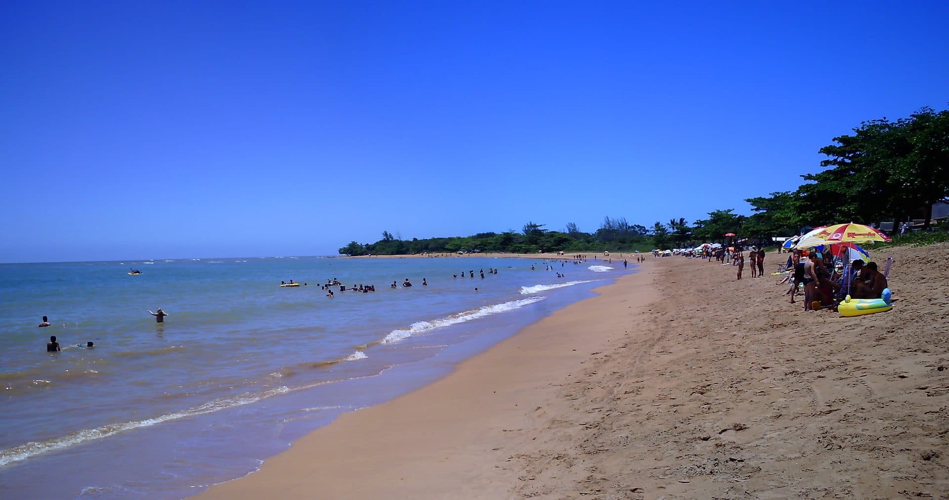 Vista da orla da Praia de Putiri em Aracruz