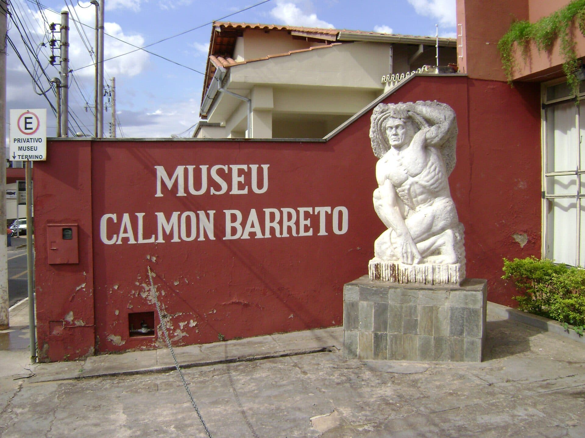 Vista da fachada do Museu Calmon Barreto