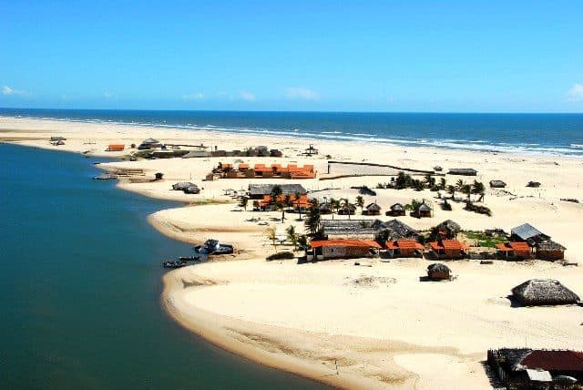 Vista da faixa de areia da Praia de Caburé em Barreirinhas