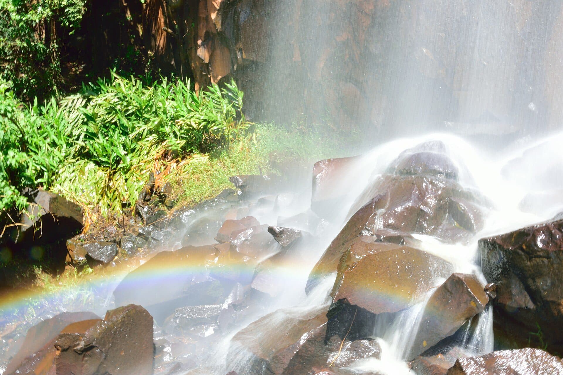 Arco-íris formado sobre as águas da Cachoeira da Roseira