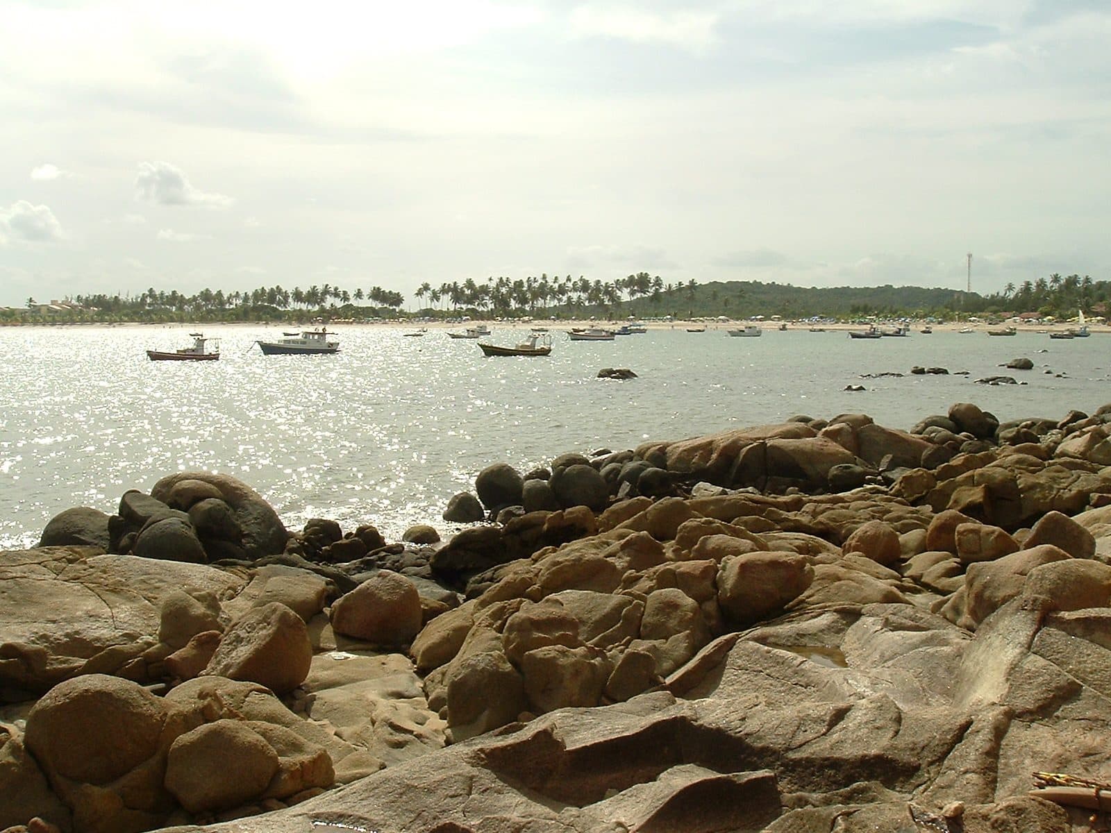 Vista panorâmica da orla e do mar na Praia de Paraíso