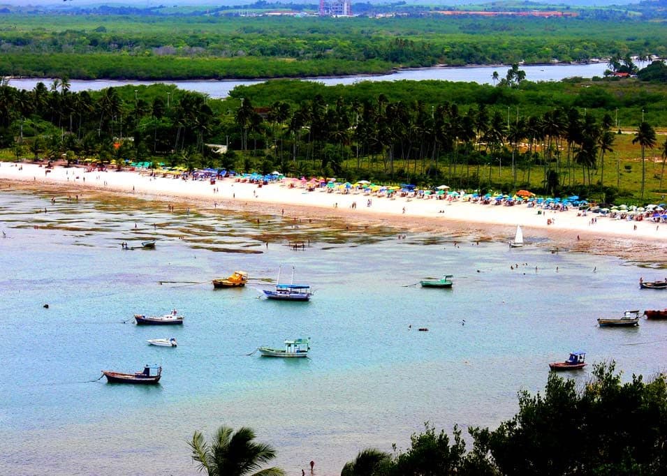Paisagem litorânea da Praia de Suape em Pernambuco