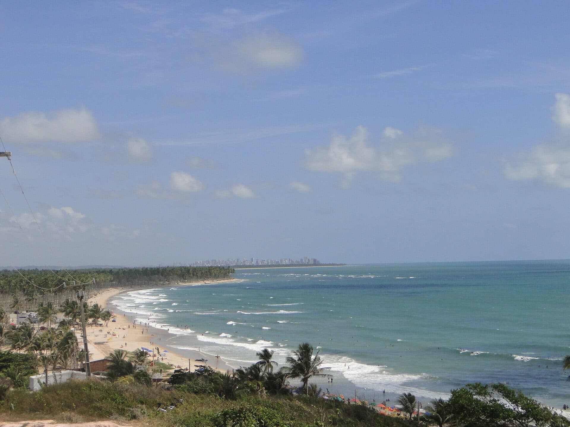 Vista das praias de Itapuama e do Paiva com as cidades de Jaboatão e Recife ao fundo